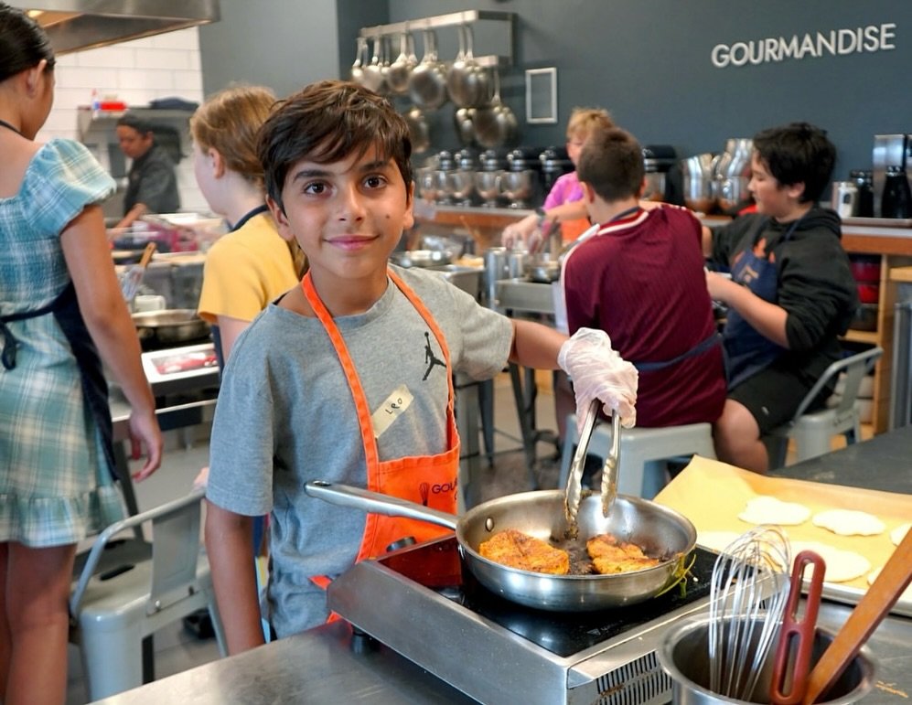 Little chefs, big flavors 👩&zwj;🍳

@gourmandisela&rsquo;s summer camps are cookin&rsquo; up a storm. From homemade Oreos to b&aacute;nh m&igrave;, these kids are serving chef&rsquo;s kiss vibes.

✨ Spots still open for July + August, snag one via t