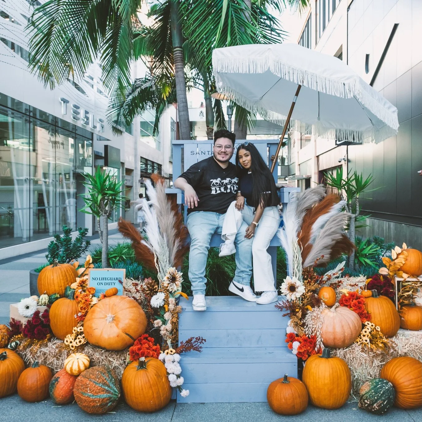 Our fall photo-op has arrived! 🍂 Come take cozy seasonal pics and share your moment with us by tagging @santamonicaplace for a chance to be featured!