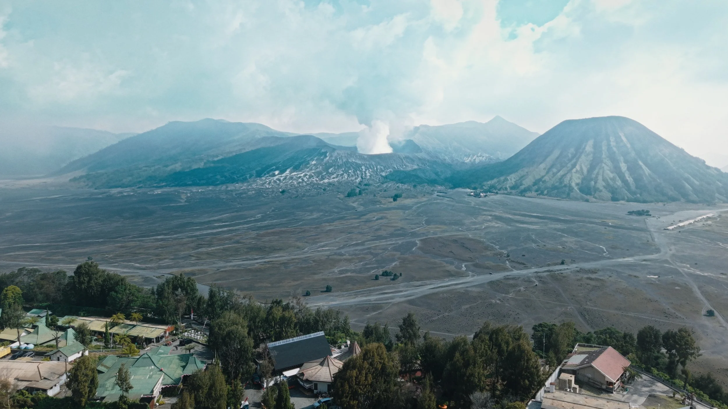 Walking on Moonsand, Heads Down, Ears Burning 低頭走在月球沙塵雙耳灼熱｜Video(IN)