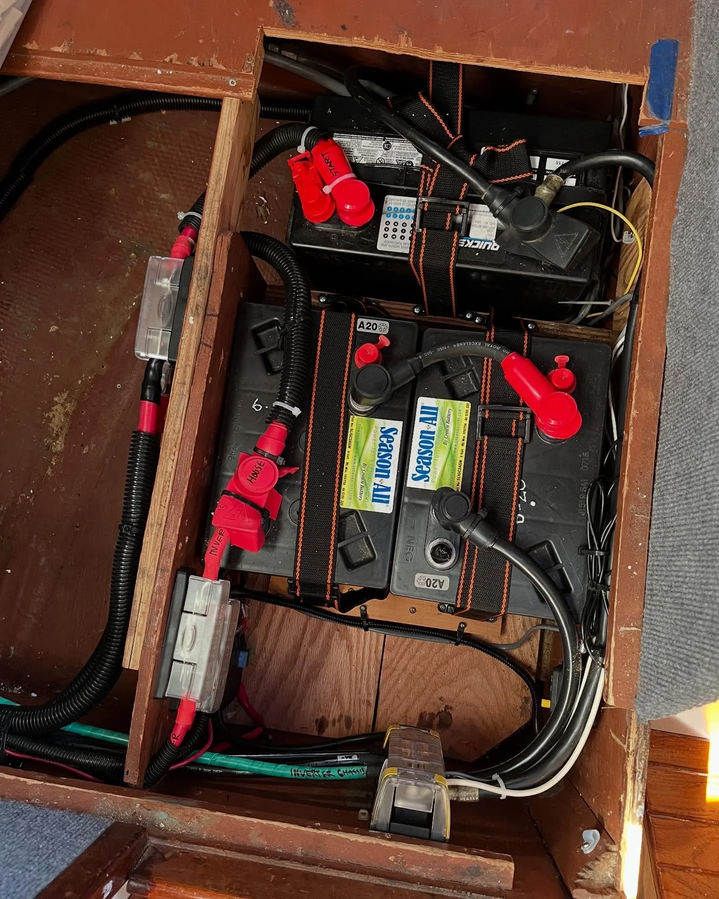 Swapping batteries &amp; cleaning up the cabling in the battery compartment on this 30&rsquo; sailboat. Swipe right for before photo 😬🍝

#abyc #marineelectrican #marinetech #womenintrades