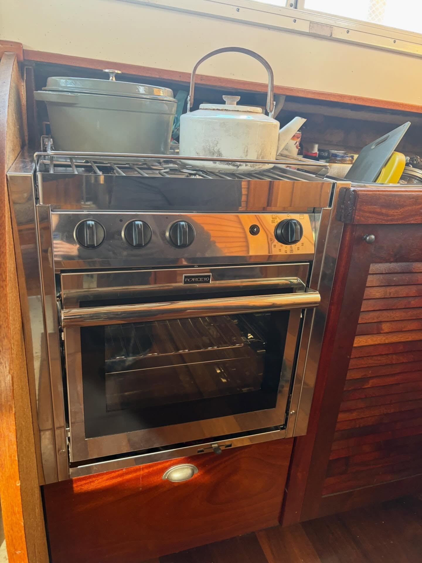 New force 10 stove install along with new propane line, regulator and solenoid installed in propane locker and a sniffer system to keep everyone on board safer ☺️