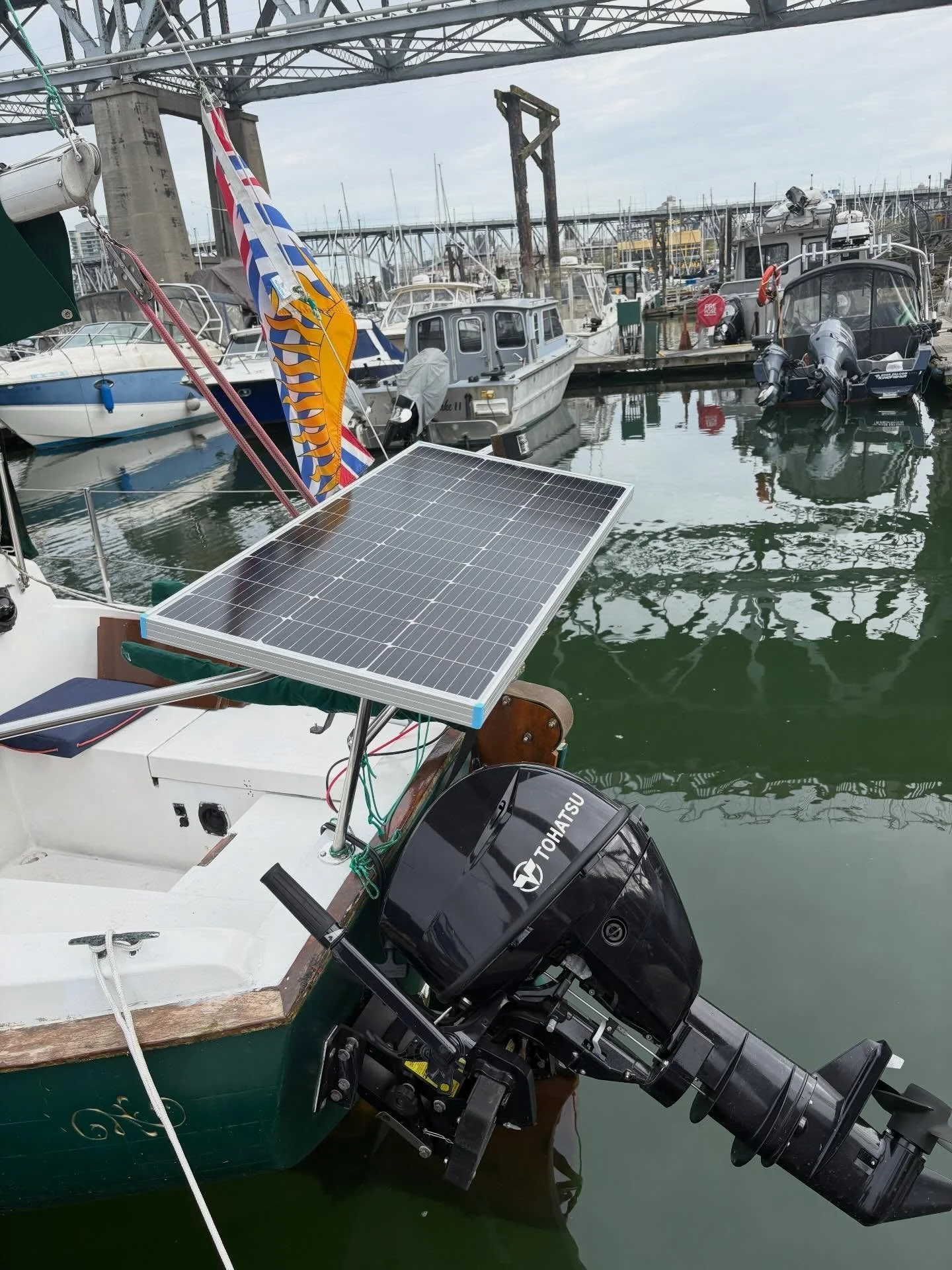 Little solar action on this cute pacific sea craft. We added an AC between start and house battery, a battery charger, solar charge controller and cleaned up some of the very old electrical 😊