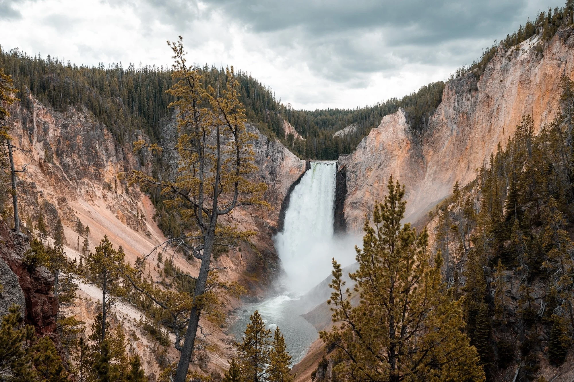 Yellowstone_Waterfall_02.jpg
