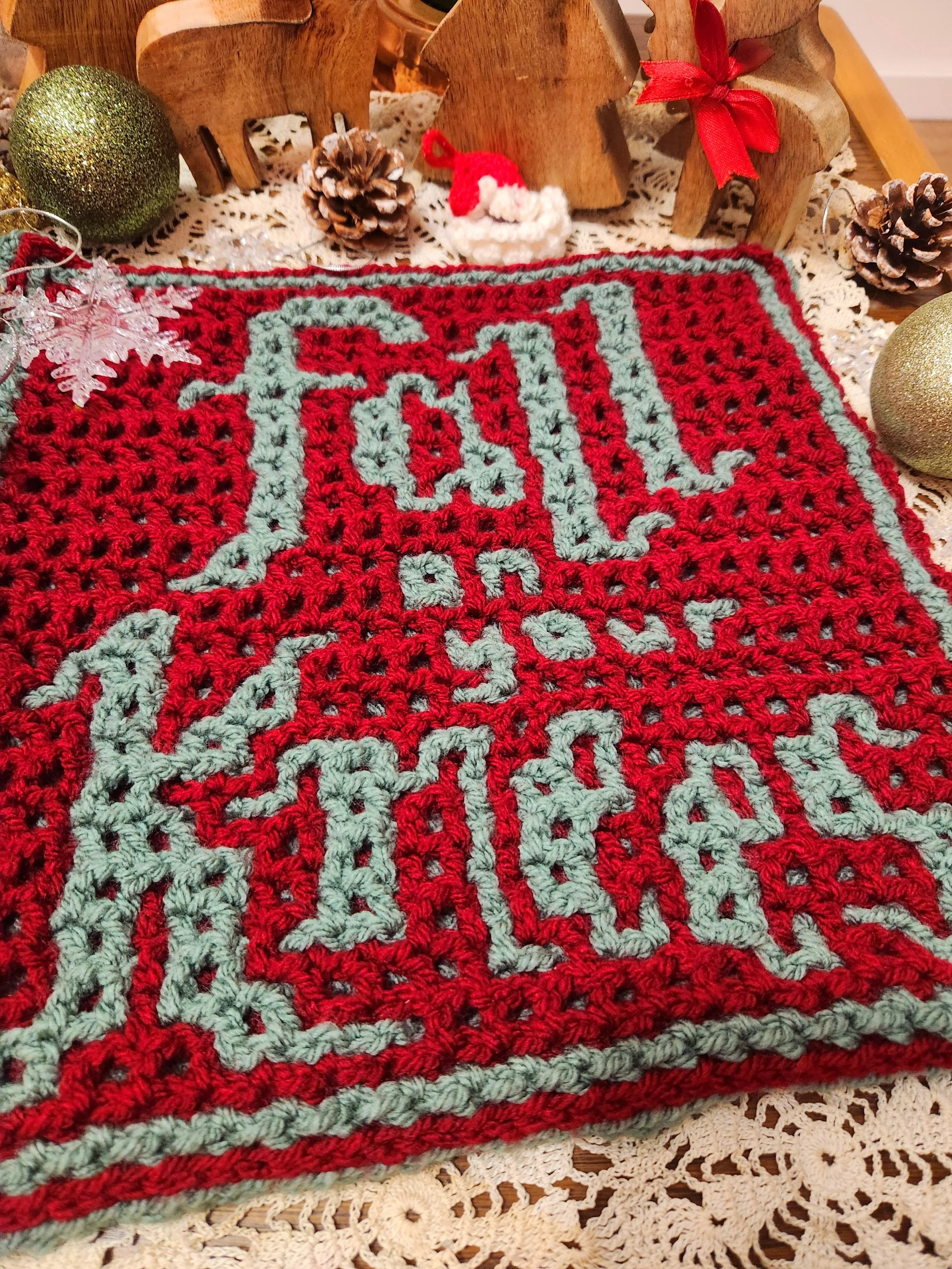 Fall on your knees - Interlocking Crochet Square - Day 13 - 2025 Unhinged Christmas CAL 