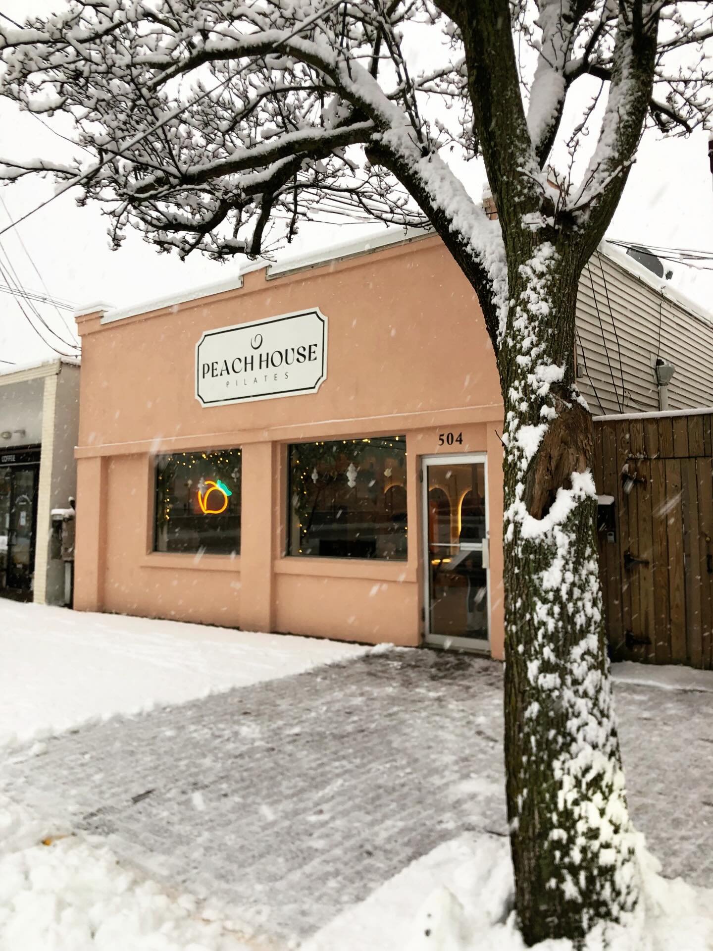 We loved seeing our bright Peach House in the snow this Sunday! 🍑 ❄️