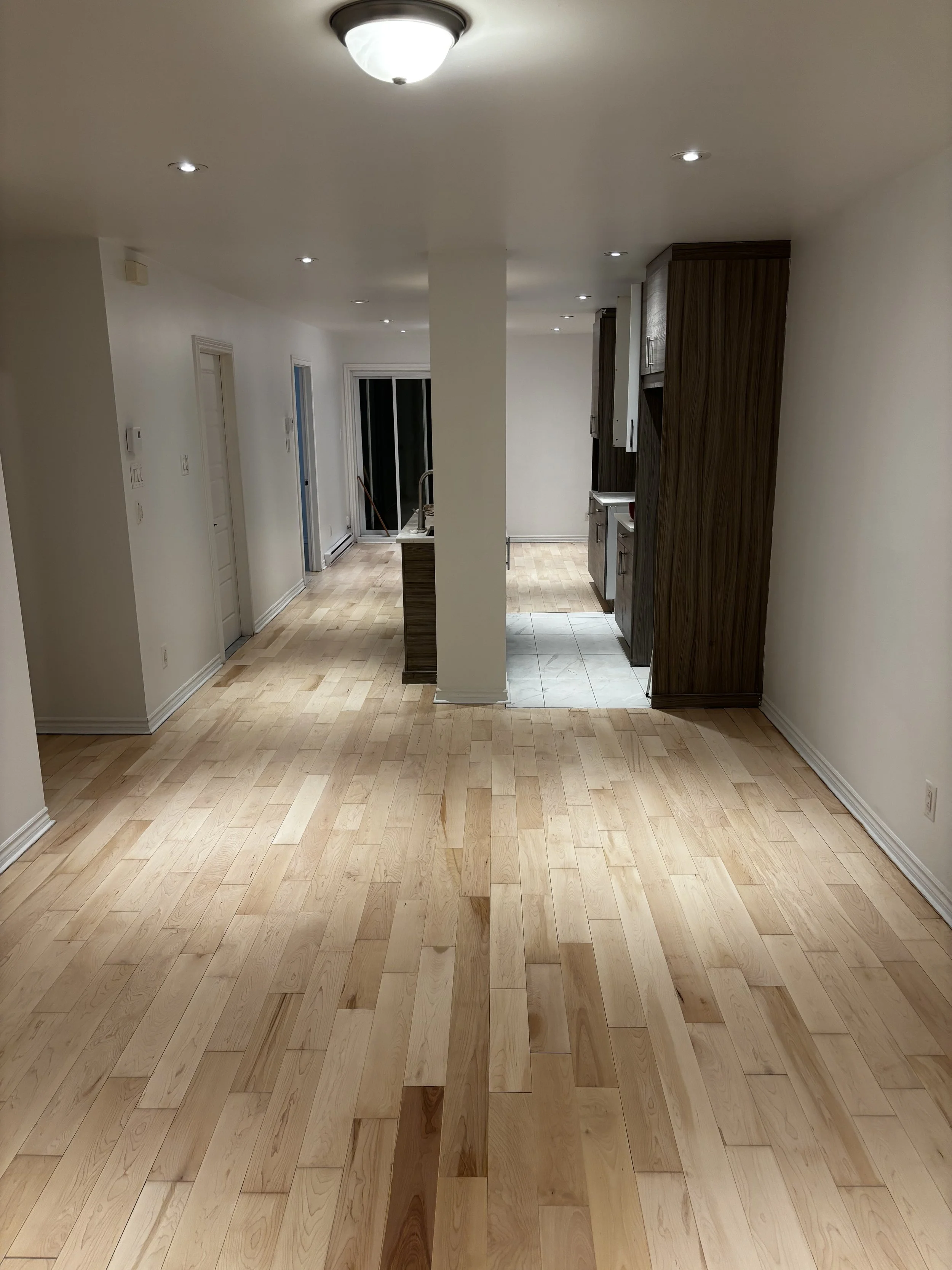 Sablage de plancher de pre ingenierie / pre vernis / pre usine d'erable avec vernis a l'eau naturel a Outremont