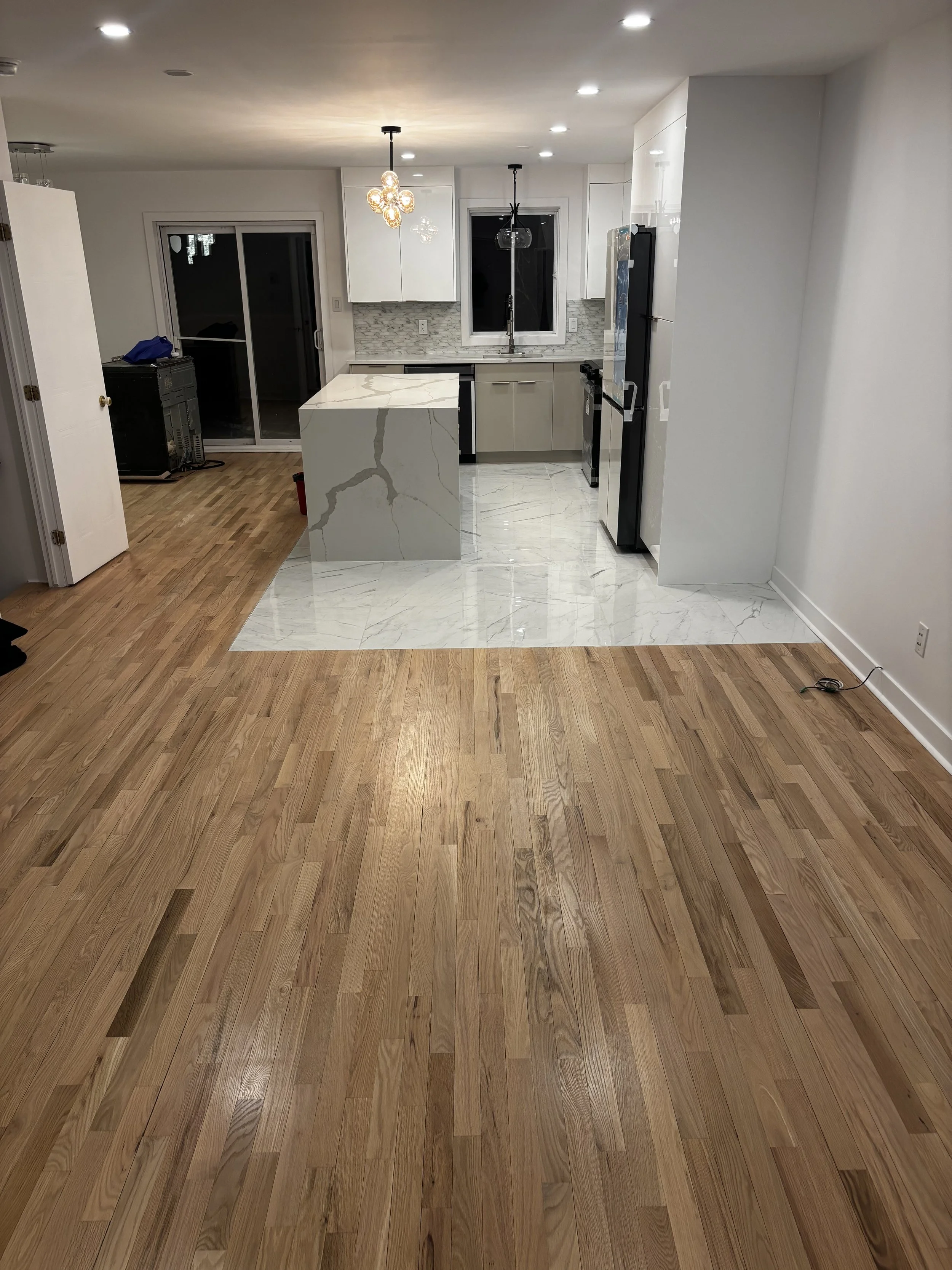 Sablage de plancher de chene rouge avec vernis a l'eau naturel a Chateauguay