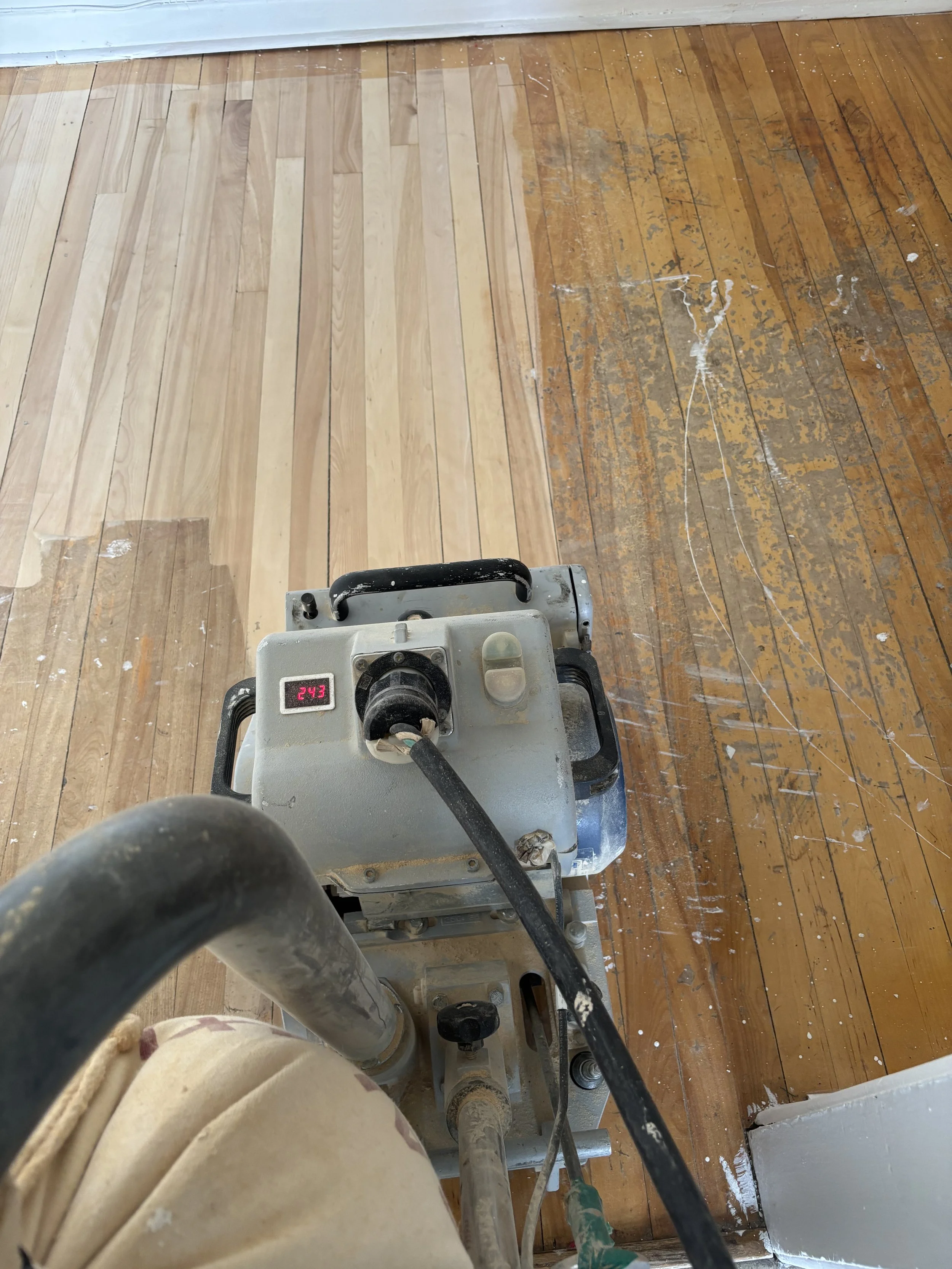 Sablage de plancher d'erable en cours a Dorval