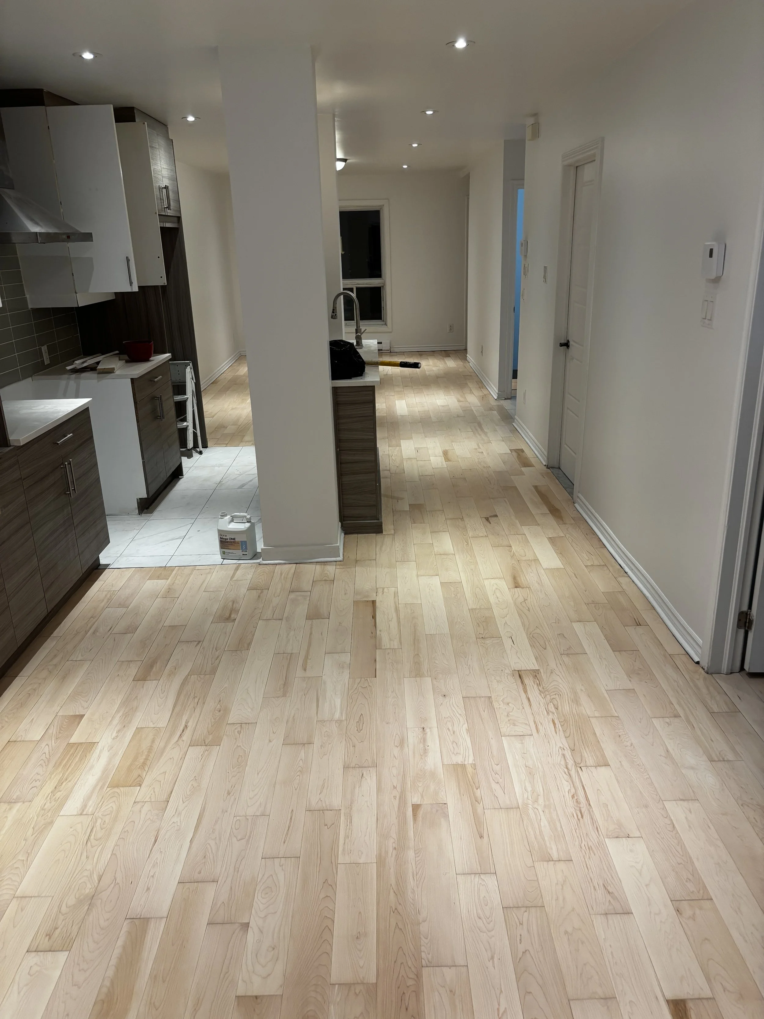 Sablage de plancher de pre ingenierie / pre vernis / pre usine d'erable avec vernis a l'eau naturel a Outremont
