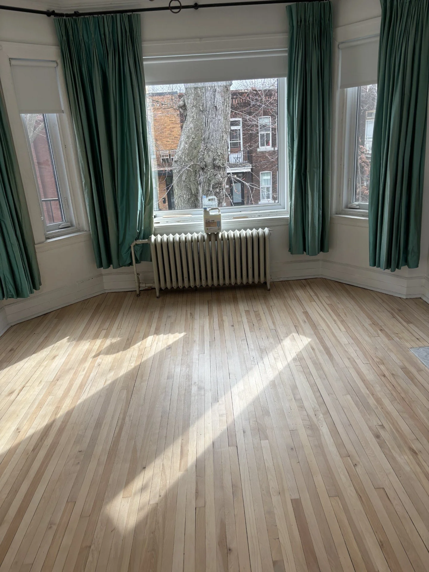 Sablage de plancher d'erable avec vernis a l'eau naturel a Cote-Des-Neiges–Notre-Dame-de-Grace
