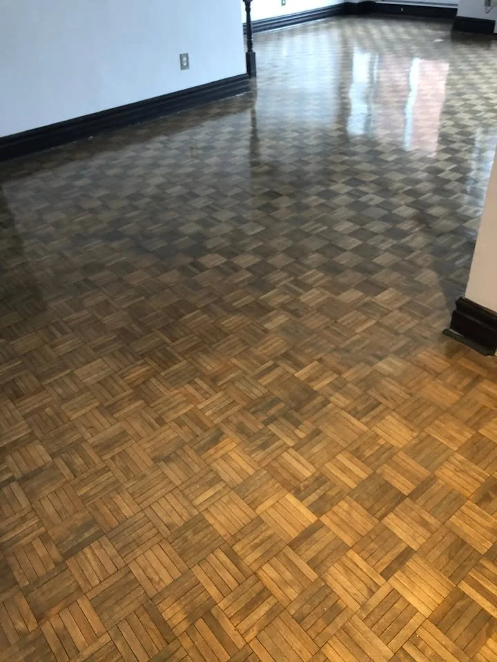 Sablage de plancher de parqueterie d'erable avec teinture brun foncee a Saint-Lambert