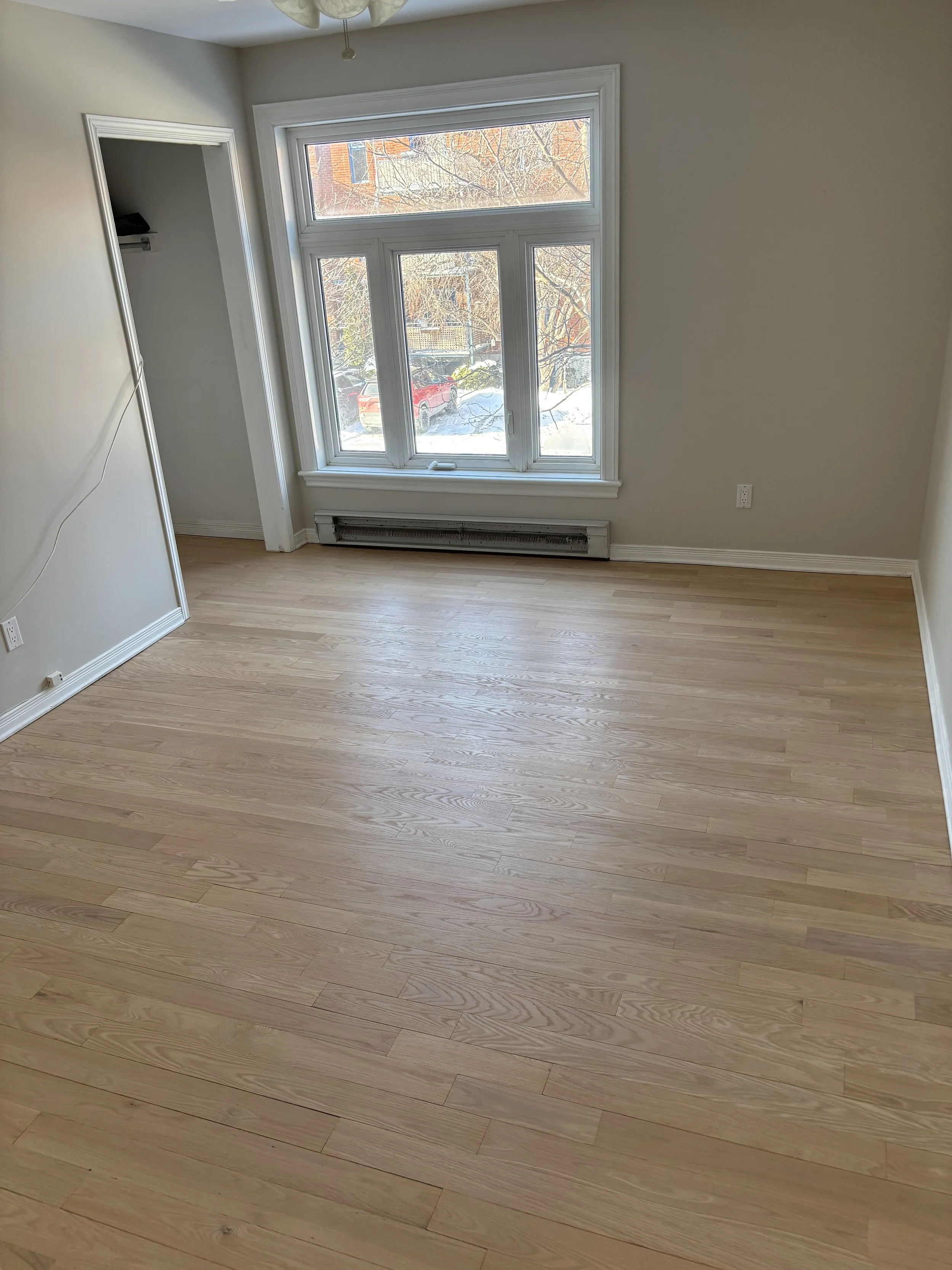 Sablage de plancher de pre ingenierie / pre vernis / pre usine de chene rouge avec vernis a l'eau naturel dans un condo a Mont-Royal