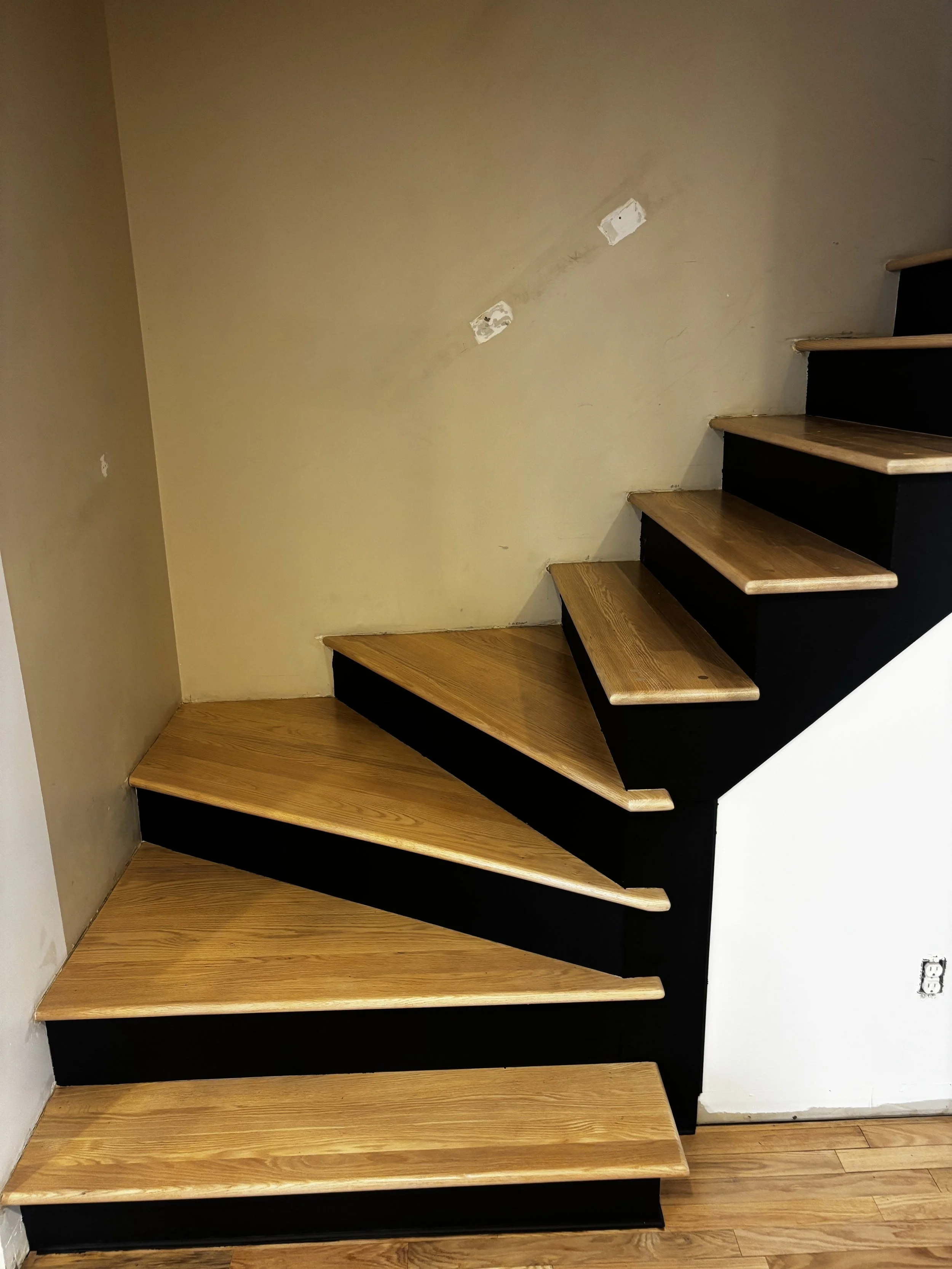 Sablage d'escalier en chene rouge avec vernis a l'eau naturel et peinture des contre marches en noir a Chateauguay