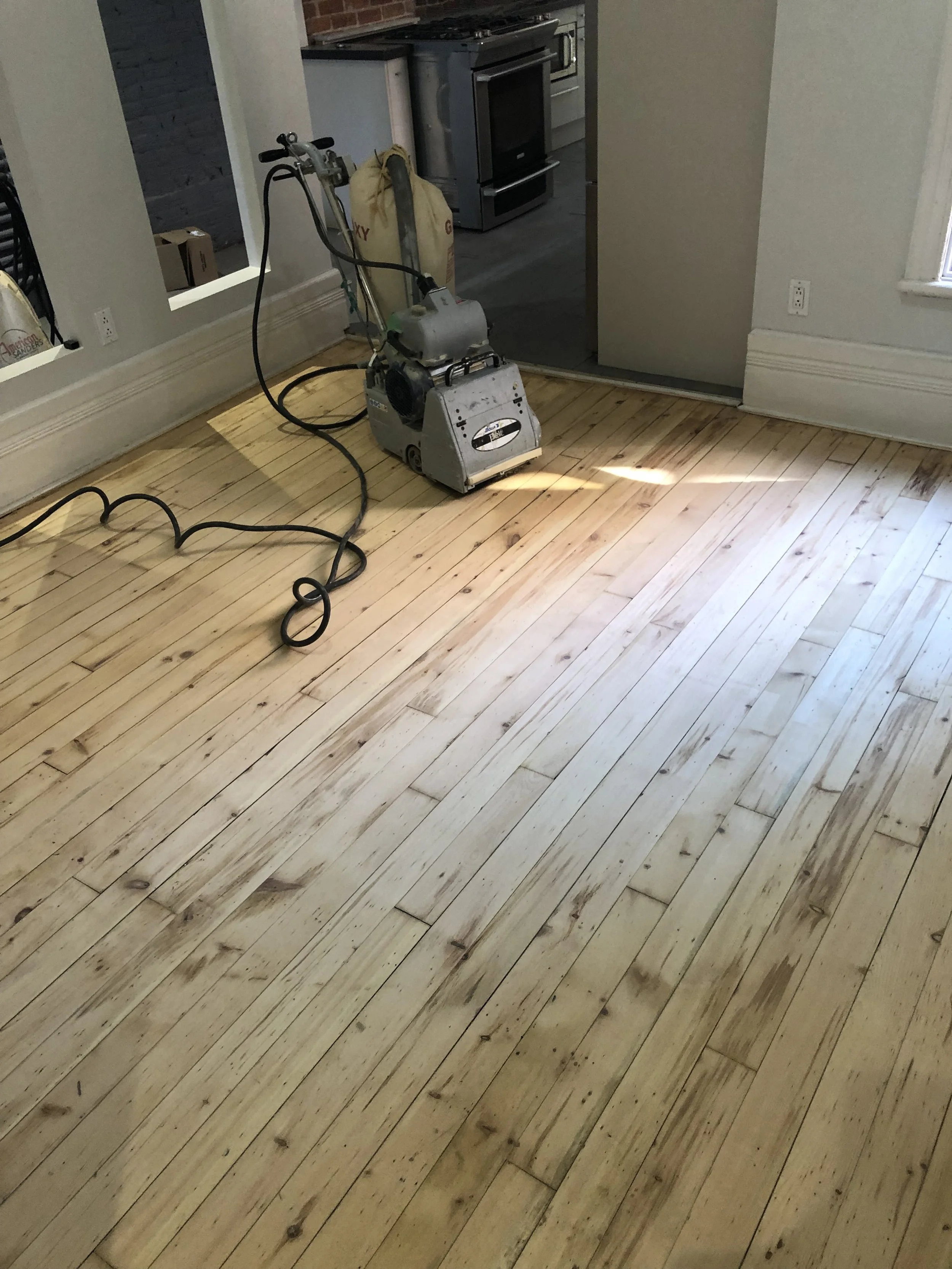 Sablage de plancher de pin en cours a Verdun