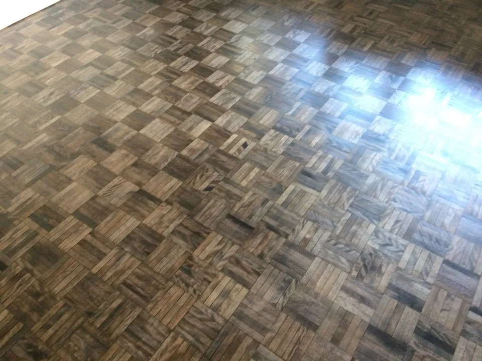 Sablage de plancher de parqueterie d'erable avec teinture brun foncee a Boisbriand