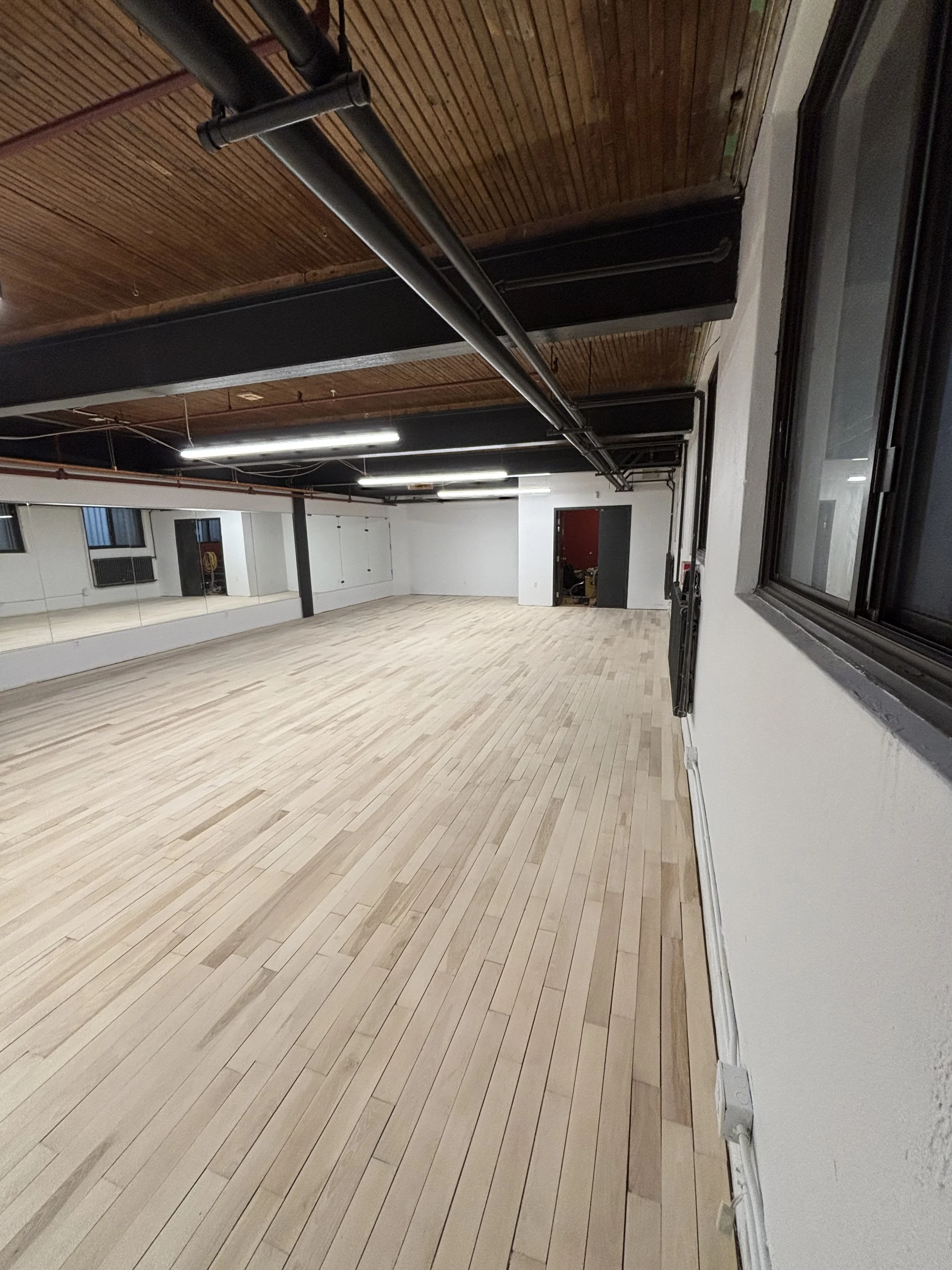 Sablage de plancher d'erable en cours a Westmount