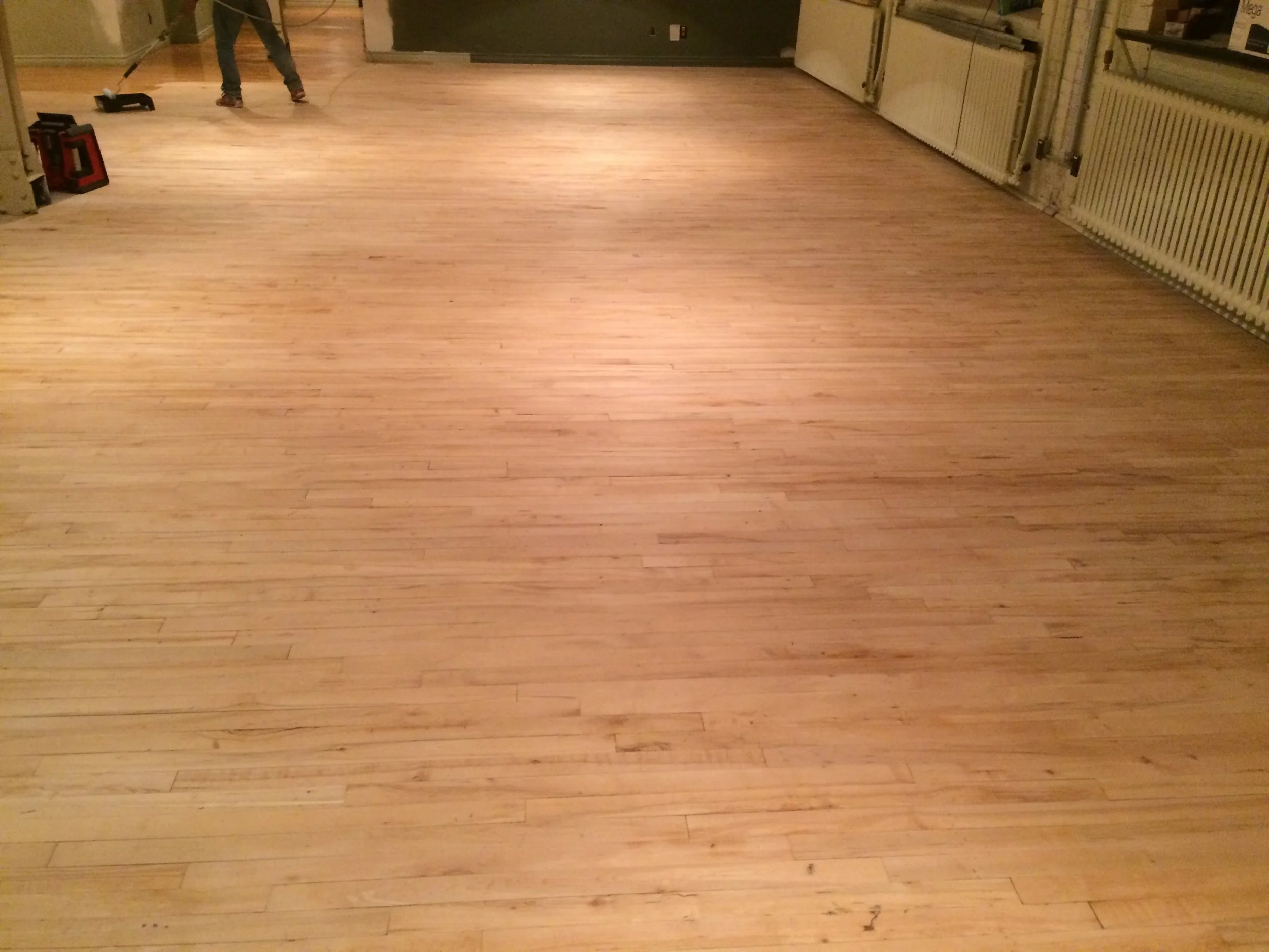 Sablage de plancher d'erable en cours a Saint-Eustache