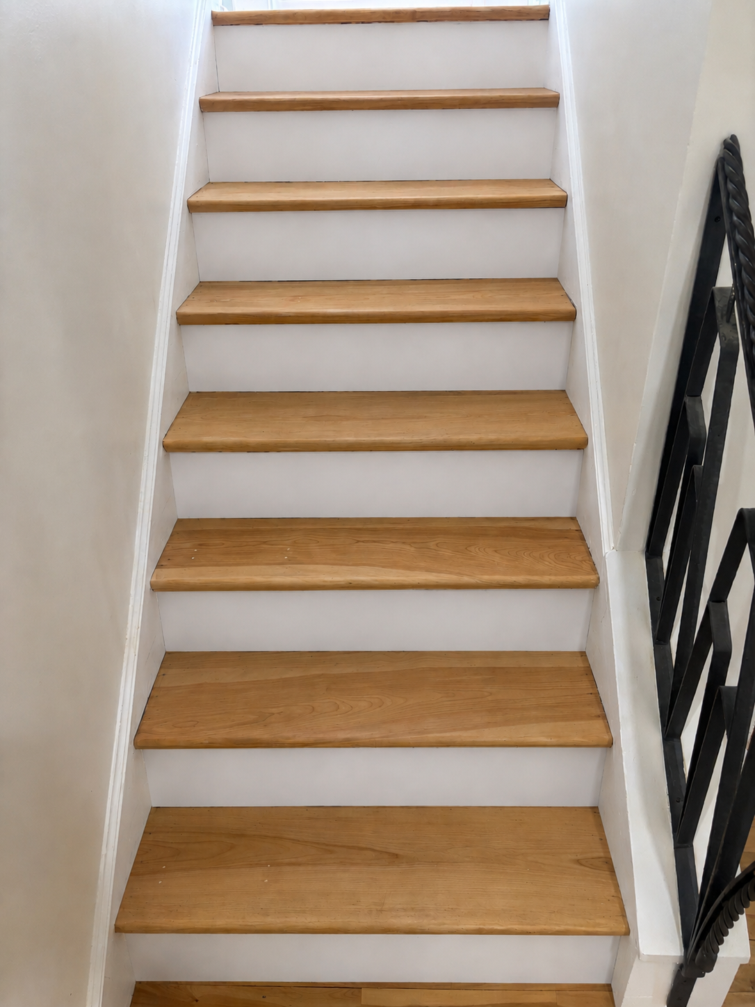 Sablage d'escalier d'erable avec vernis a l'eau naturel a Cote Saint-Luc