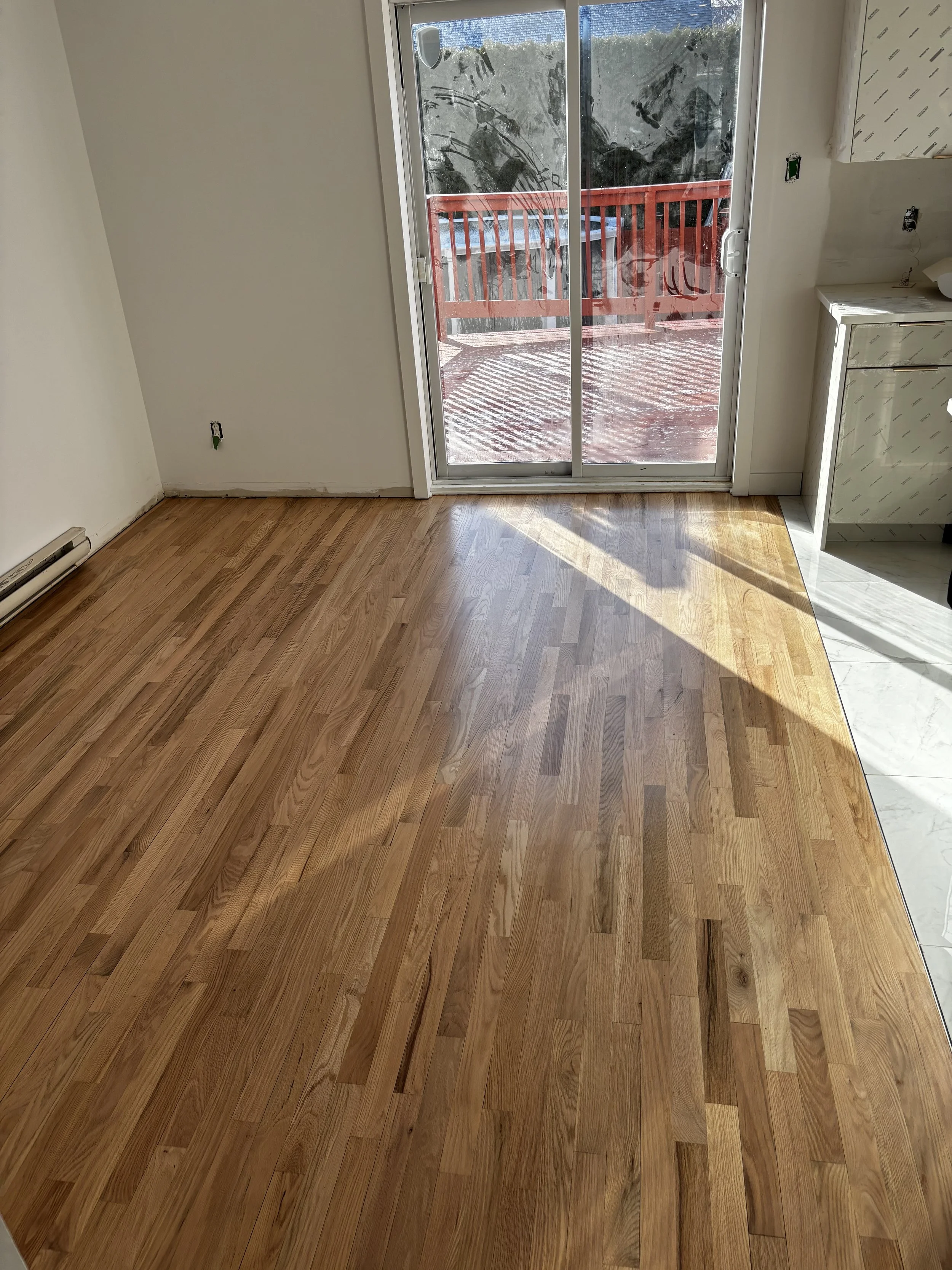 Sablage de plancher de chene rouge avec vernis a l'eau naturel a Chateauguay