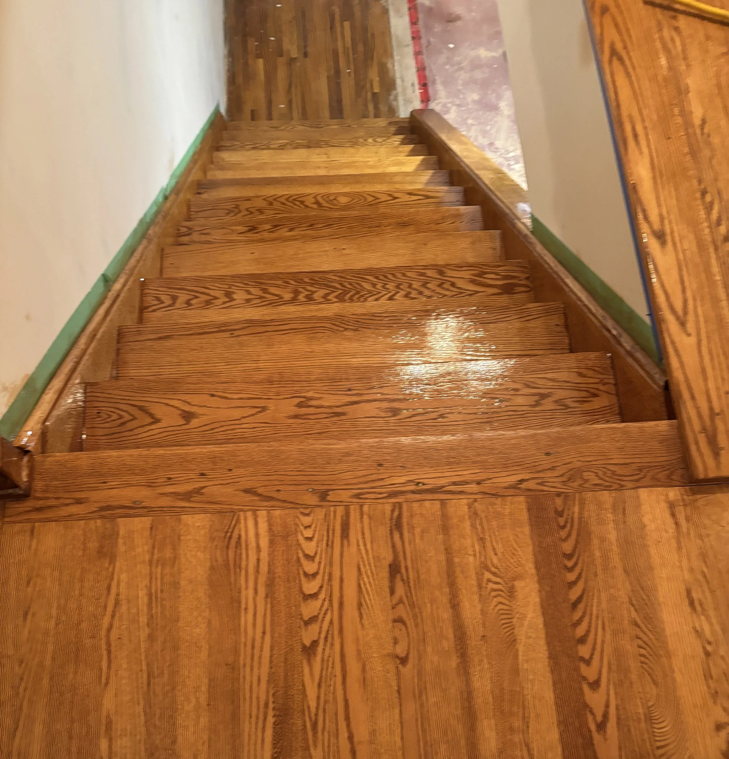 Sablage d'escalier de chene rouge, des contre marches et des limons avec teinture provincial a Boucherville