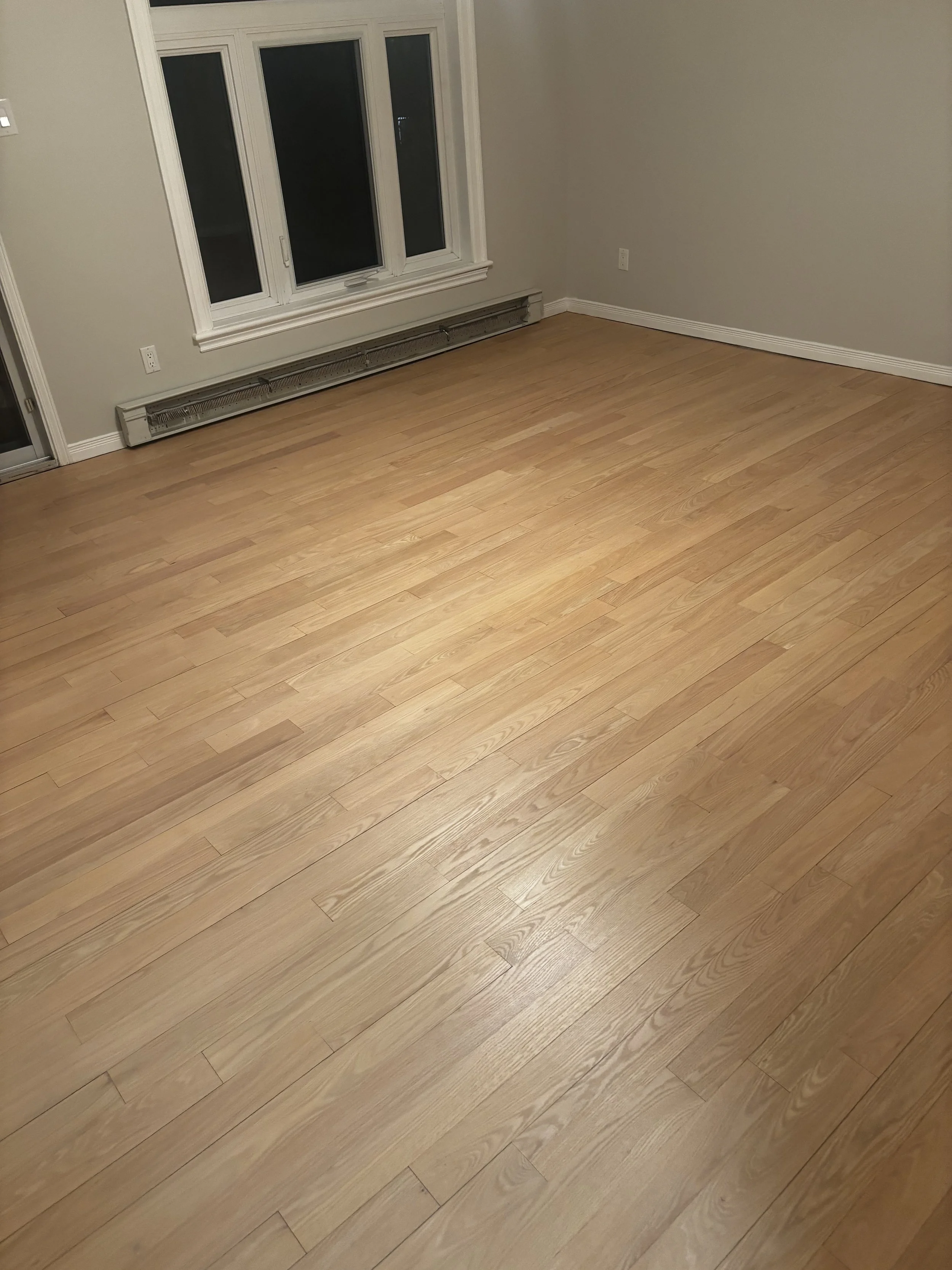 Sablage de plancher de pre ingenierie / pre vernis / pre usine de chene rouge avec vernis a l'eau naturel dans un condo a Mont-Royal