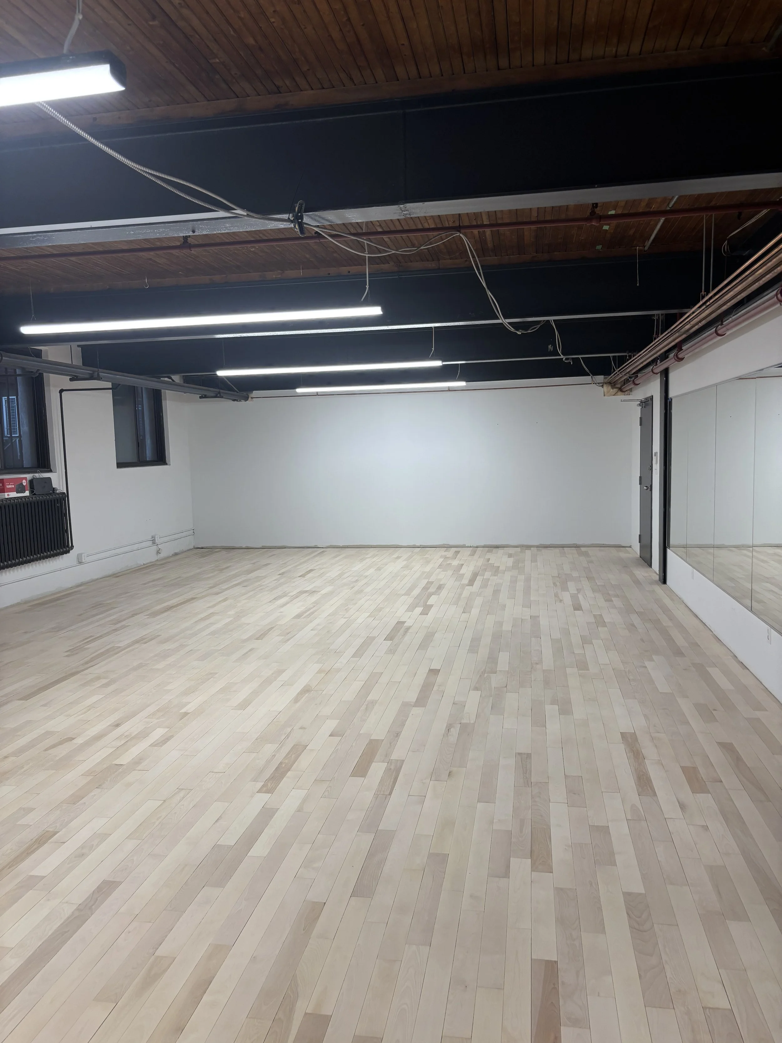 Sablage de plancher d'erable en cours a Westmount