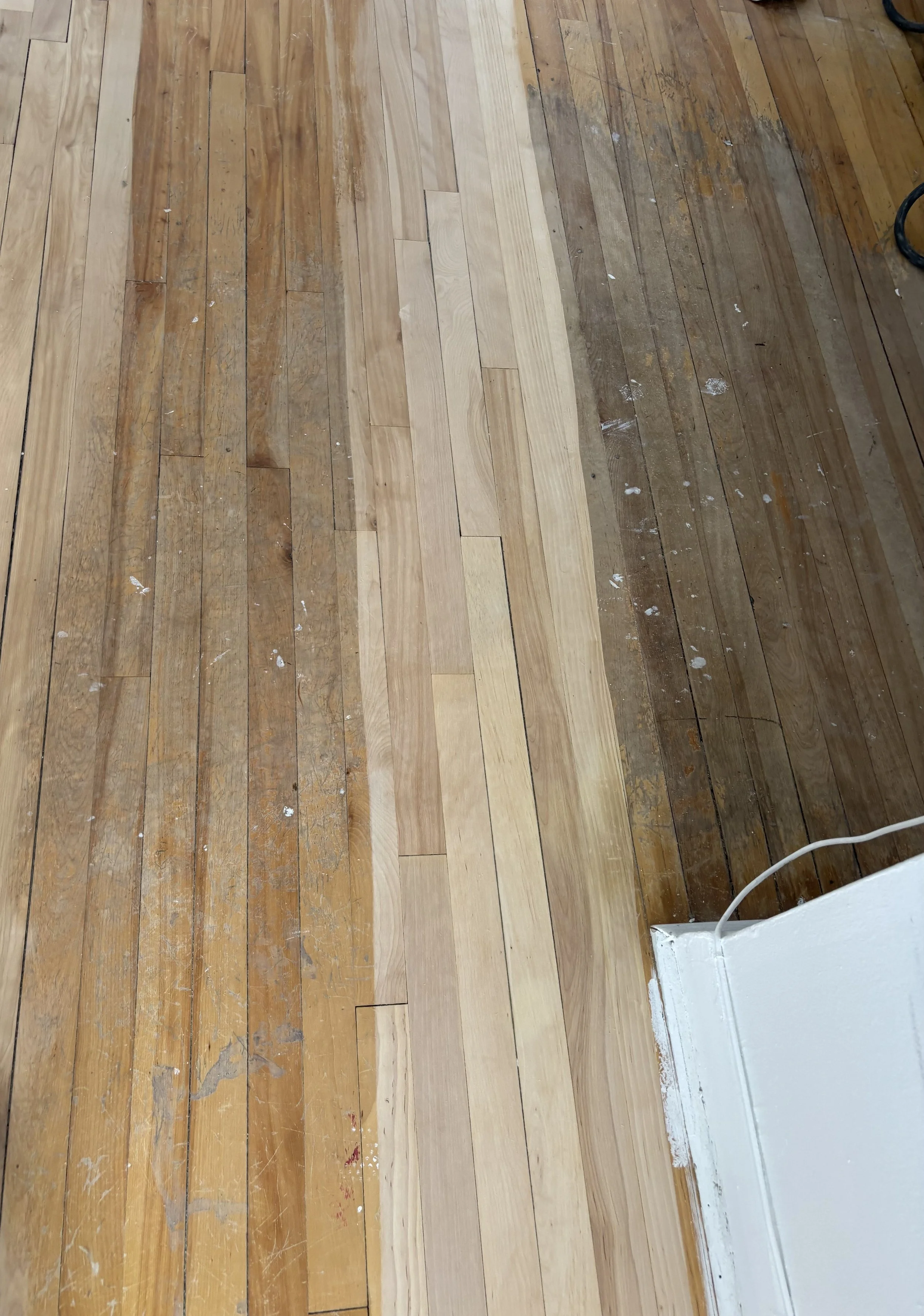 Difference du sablage de plancher d'erable en cours a Dorval