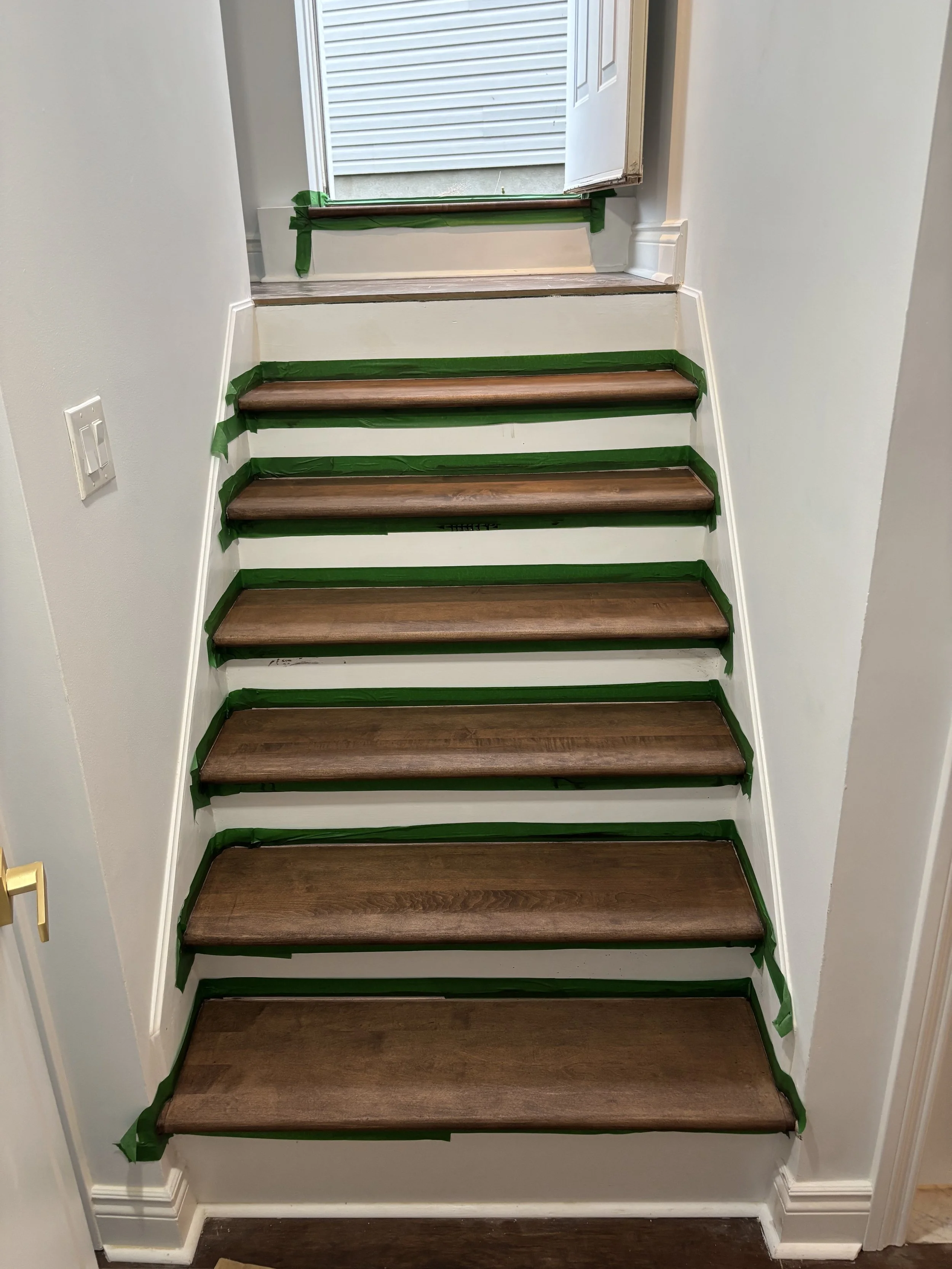 Sablage d'escalier d'erable avec teinture brun foncee a Blainville