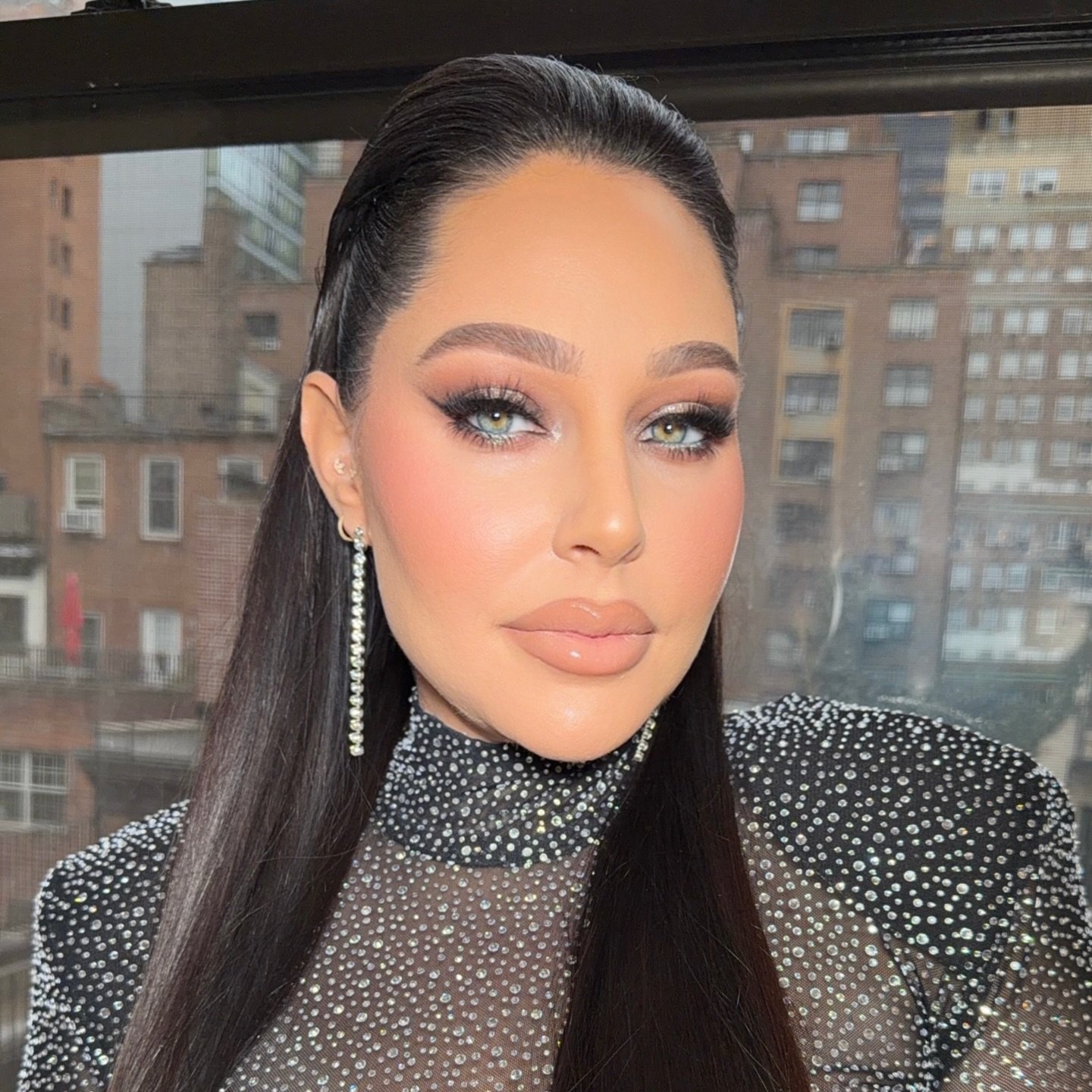 Oh how I&rsquo;ve missed this perfect face. @ashleysellsnyc for the #owningmanhattan premier 🤍🤌🏼
Hair by @naokosuzuki