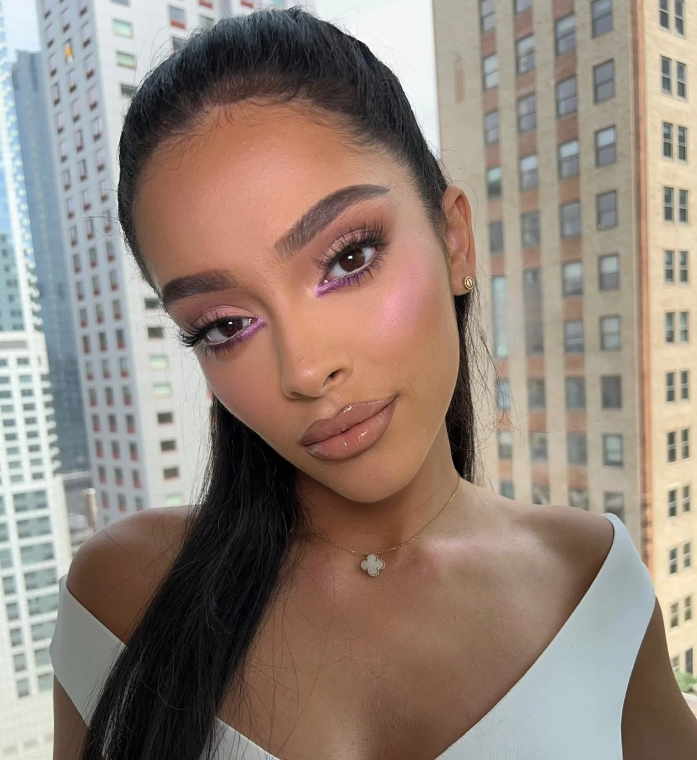 a little pop of color 💟 on @alixauroraa