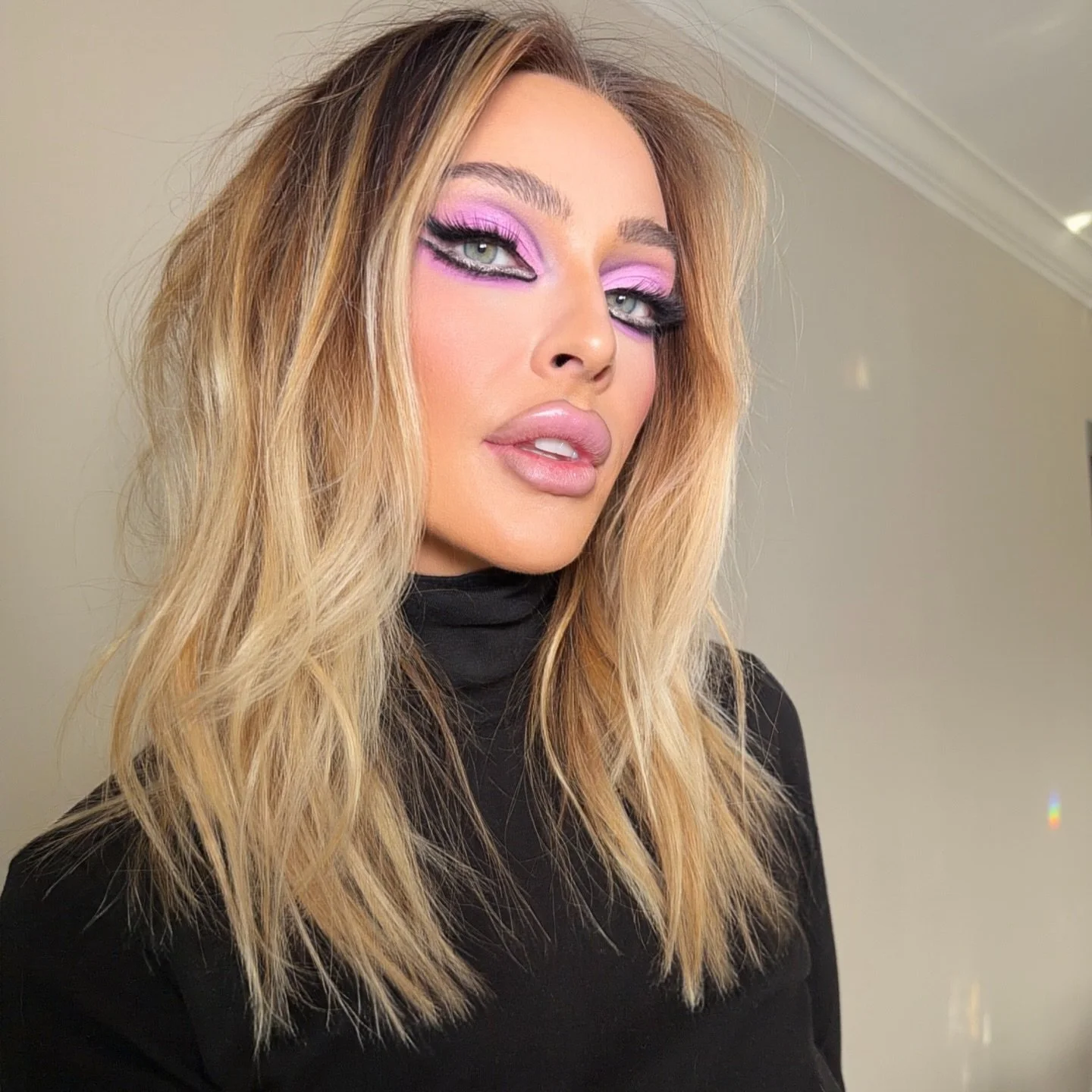 mod about this one🥹 @jennaapel #glamily
products used!
@morphebrushes buttery blend brushes 
@rcmamakeup foundation 
@hauslabs glassy balm in opal 
@hauslabs power pigment in fuschia &amp; white onyx 
@colourpopcosmetics matte about hue palette 
@ma