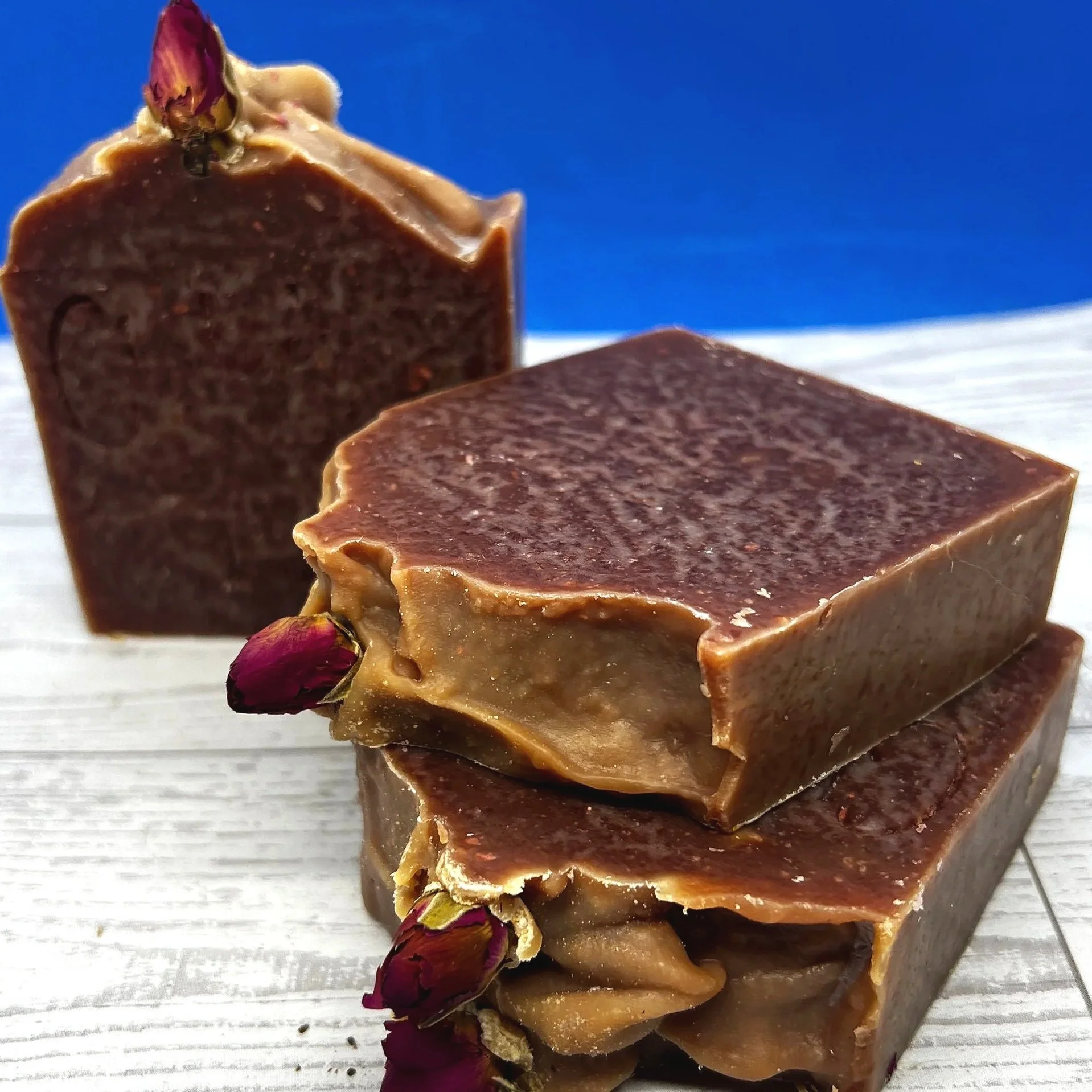 Artisan-made Rose Hip soap is made with Tallow and Rosehip Oil. Known for its intense hydration and antioxidant protection, it's ideal for soothing dry, sensitive, or aging skin. This nutrient-rich soap is known for its skin regeneration. You will lo