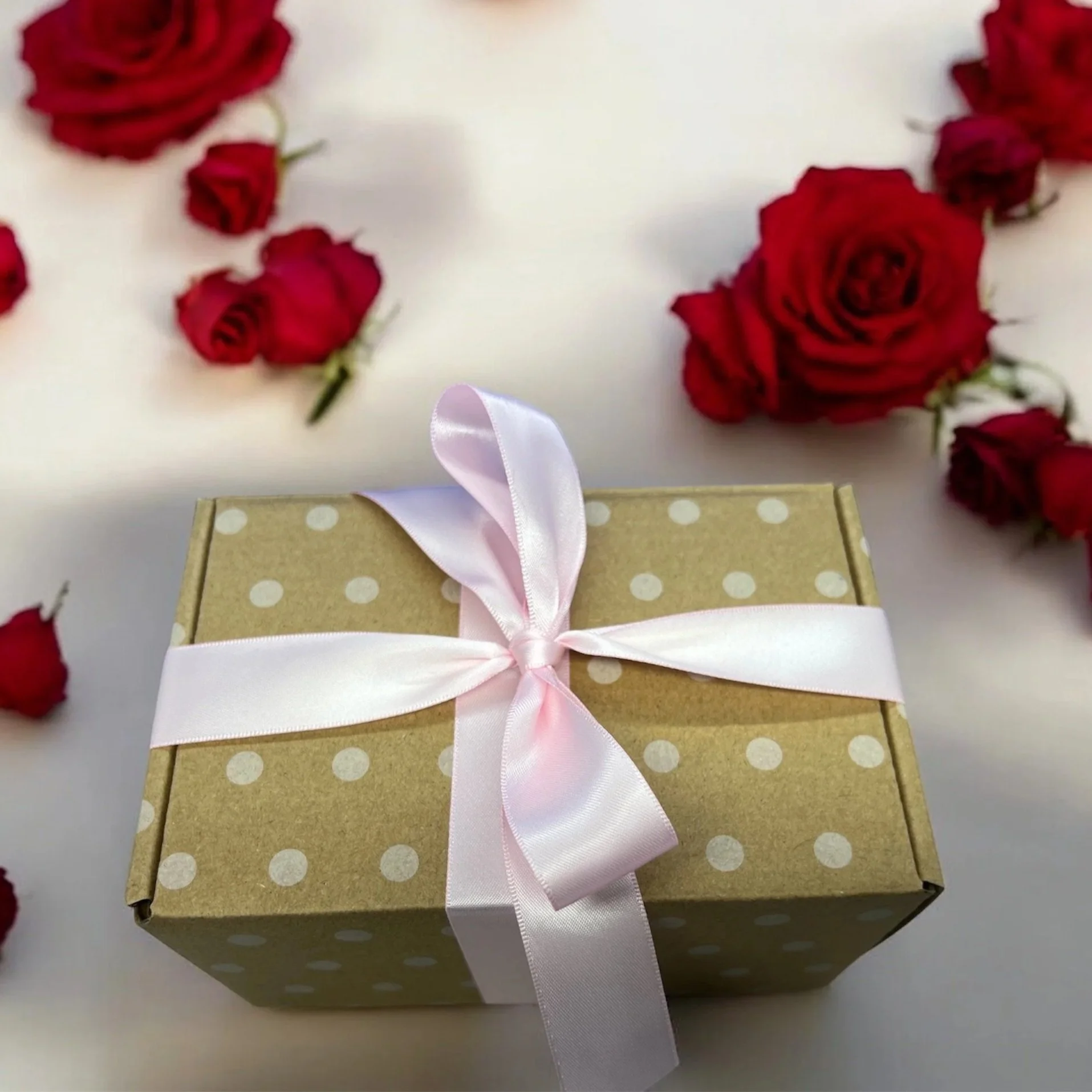 giftbox_ribbon_roses.jpg