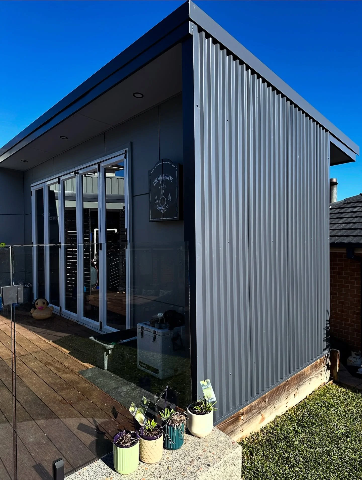 Maximise your backyard potential with custom additions like this cabana in Ironstone by @colorbondsteel 🌿

From curved stone detailing around the @plungie.australia pool to elevated decking and a sleek finish, this outdoor setup is the perfect blend