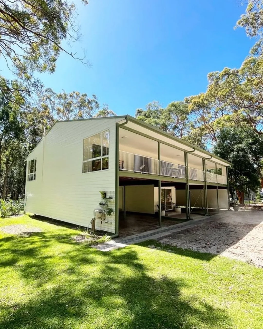 From worn-out to wow! Swipe to see the full transformation.

🎨 Painting and images by the legends @readytorollpainting_ 
🧰 Building works by @akrossprojects

Thinking about giving your home a facelift? Whether it&rsquo;s a fresh coat of paint or a 