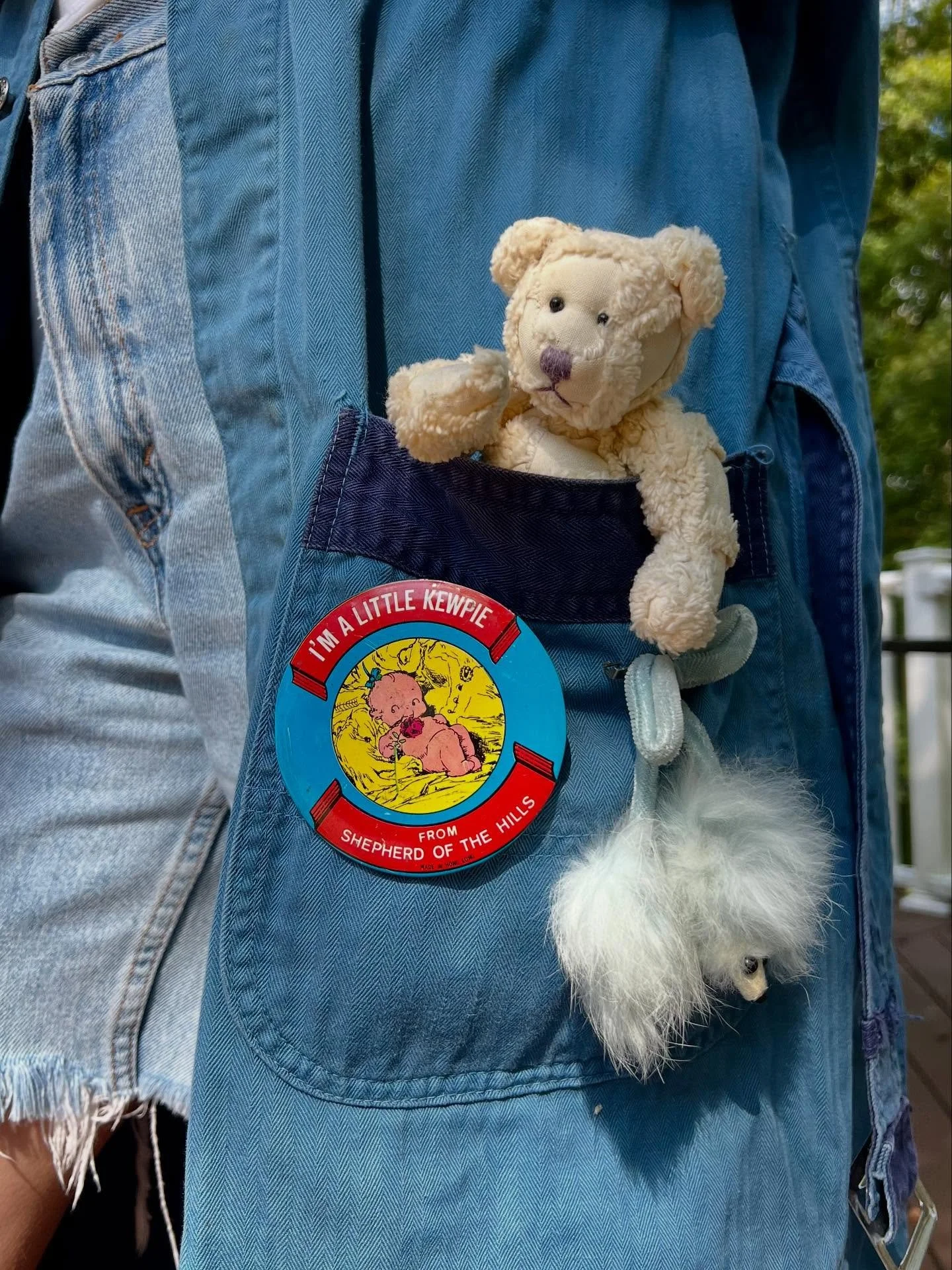 Brimfield content incoming, prepare to be sick of me!!

First photo is all NFS new (to me) personal collection gems -  1940&rsquo;s machinist coat, 1950&rsquo;s velvet &amp; fur schoolgirl pin, and a perfect kewpie button found for me by sweetest @te