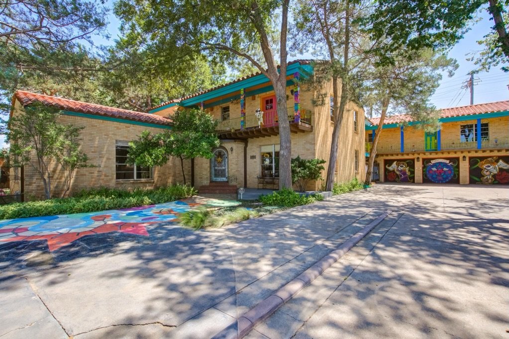 Probably one of the neatest homes I&rsquo;ve been able to walk through and enjoy here in the 806 🙌

She&rsquo;s on the market and ready for a new owner, if you&rsquo;re interested DM me and let&rsquo;s take a tour ❤️

🍭5 bedrooms 
🍭4 bathrooms 
🍭