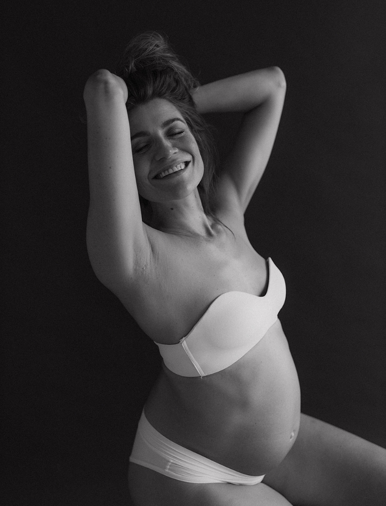 Black and white maternity capture. Editorial style maternity photography, Auckland.