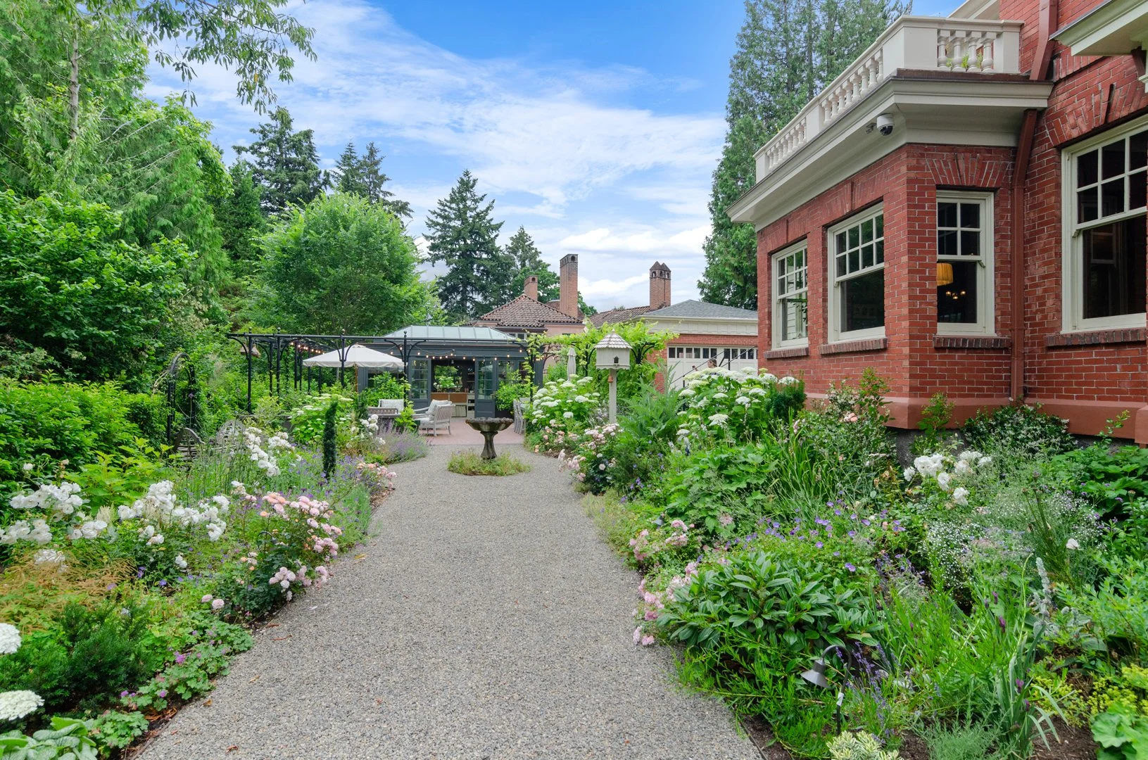 The main axis of the back garden is all about flowers.