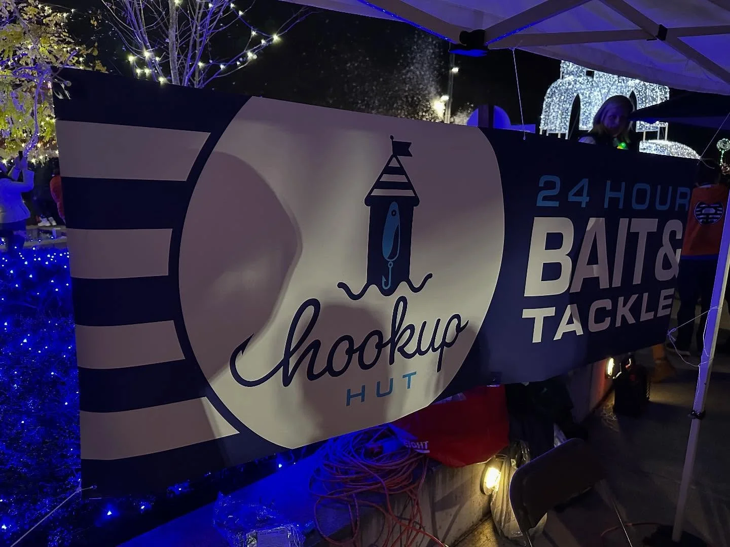 Such a fun day at the @portofeverett Holiday on the Bay. We had the popcorn machine working overtime trying to keep up with around 10,000 attendees. Pretty sure we will be smelling like butter for weeks!

#hookuphut #portofeverett #everett #holiday #