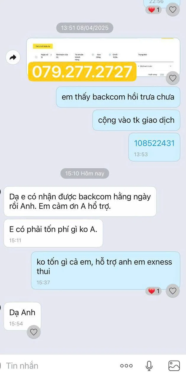 Screenshots of a chat conversation in Vietnamese discussing bank transactions and Backcom support, with a receipt visible at the top of the chat.