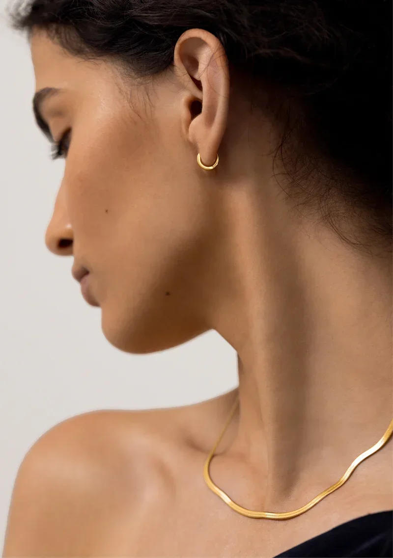 Berlin_Huggies_Sphinx_3mm_Necklace_-_Gold.webp