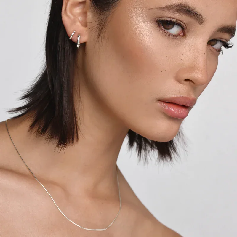 AMSTERDAMHOOPS_BERLINHUGGIES_BERLINNECKLACE_SILVER_0F3A8351_eae473b3-c707-4fb4-938a-c0d764d52660.webp