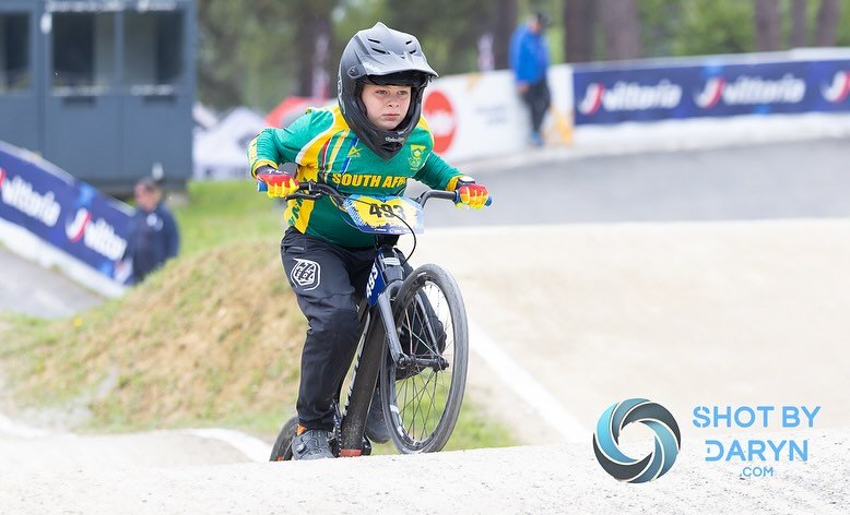 Obs my favourite rider of the weekend 😁 @aydenv46 had a tough time out there but still pushed his best, perhaps next time his mechanic won’t make last minute gear changes 🫣 #bmxracing #bmxkids #shotbydaryn #photographer #netherlands