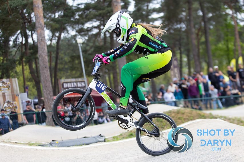 The other @verlu.bmxteam rider @fenne.deveer was also absolutely killing it until an unlucky fall in the final on the Sunday #bmxracing #bmxphotographer #shotbydaryn #bmx