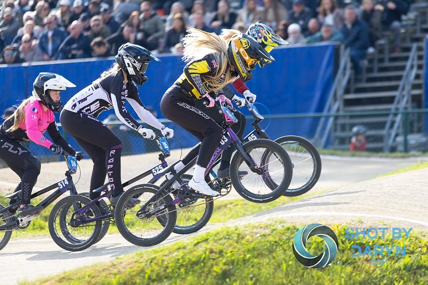 Lightning fast @staystrongbrand rider @emieseward_w3 leading the way #bmxracing #bmxphotographer #shotbydaryn #photographer #instabmx instagood