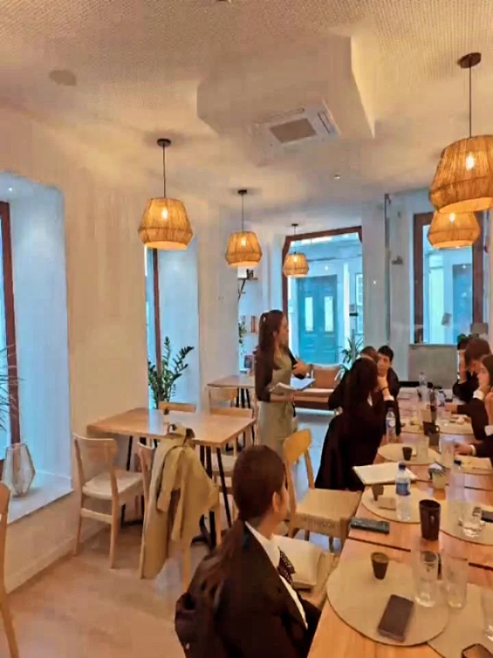 Ontem tivemos o enorme prazer de receber os alunos do curso de Servi&ccedil;o de Restaura&ccedil;&atilde;o da Escola de Hotelaria e Turismo no nosso espa&ccedil;o 🤍

Momentos como este s&atilde;o fundamentais para aproximar a forma&ccedil;&atilde;o 