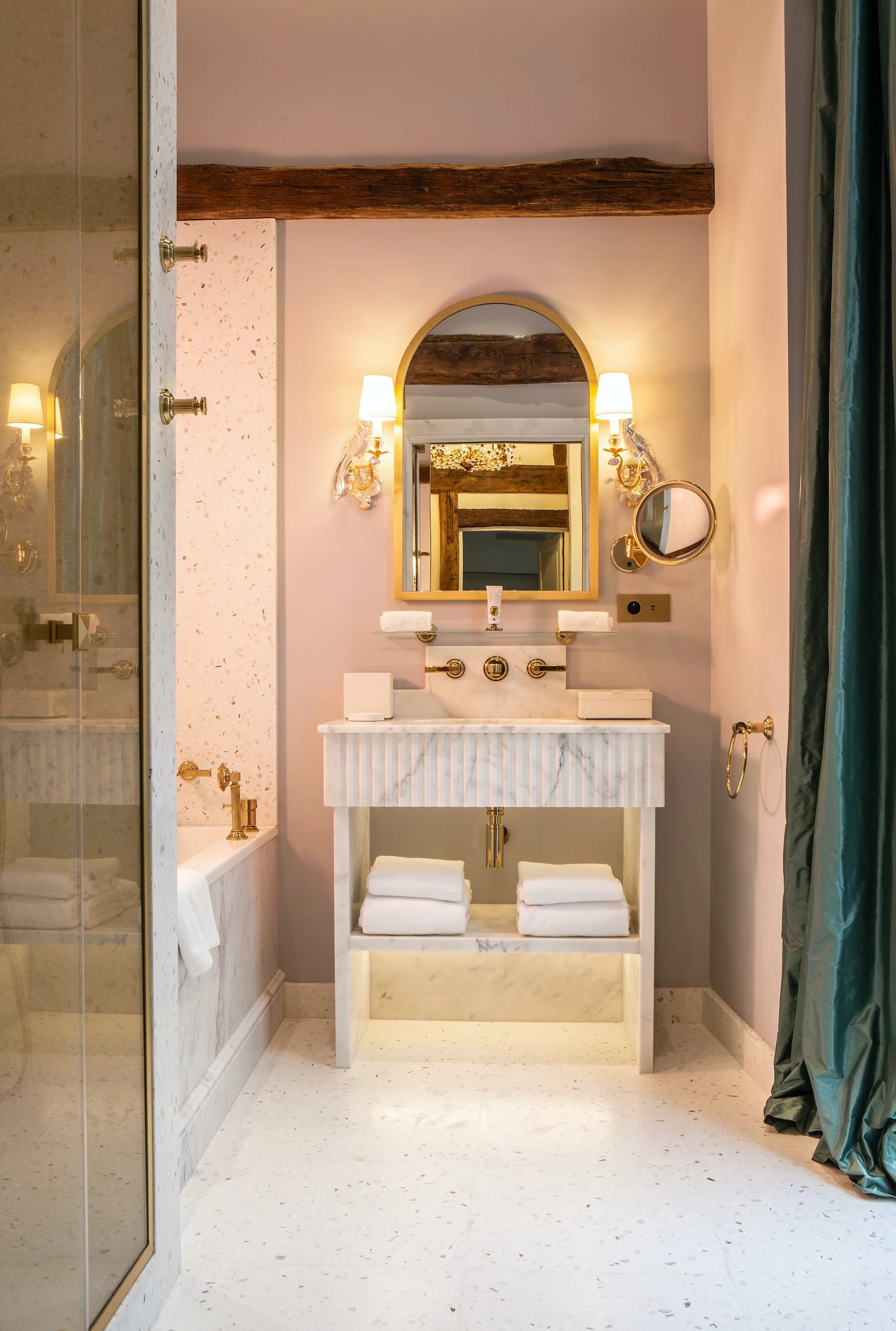 daniel jibert maison barrière vendôme salle de bain.jpeg