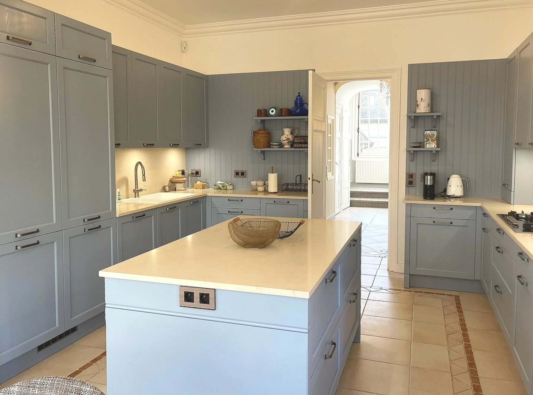 daniel-jibert-interior-design-luxury-kitchen-elegant-hamptons.jpg