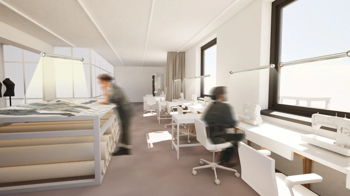 Moderne Designwerkstatt mit grossen Fenstern, weissen Tischen, Stoffmustern und Schneidematten, mit zwei verschwommenen Personen, die an den Tischen arbeiten.